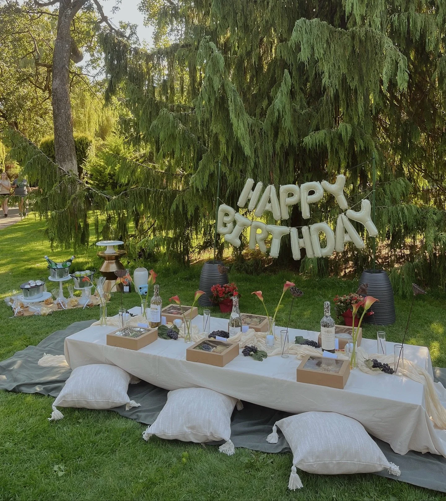 ✨ For this event, our client envisioned something simple yet deeply meaningful. She dreamed of an intimate picnic with close friends, where connection felt effortless and beauty surrounded every detail.

With thoughtful touches like fresh florals, la