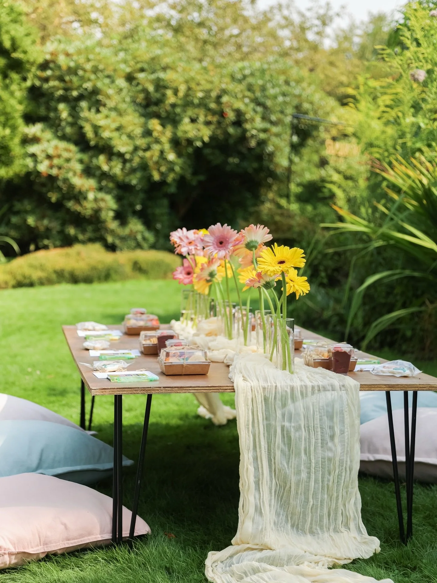 Where nature becomes the backdrop and design does the rest. A calm, layered tablescape created for connection, conversation, and moments meant to linger.

An event styled with love by Cr&egrave;me &amp; Co.

📸: @anitatissier 

-
#eventstyling #victo