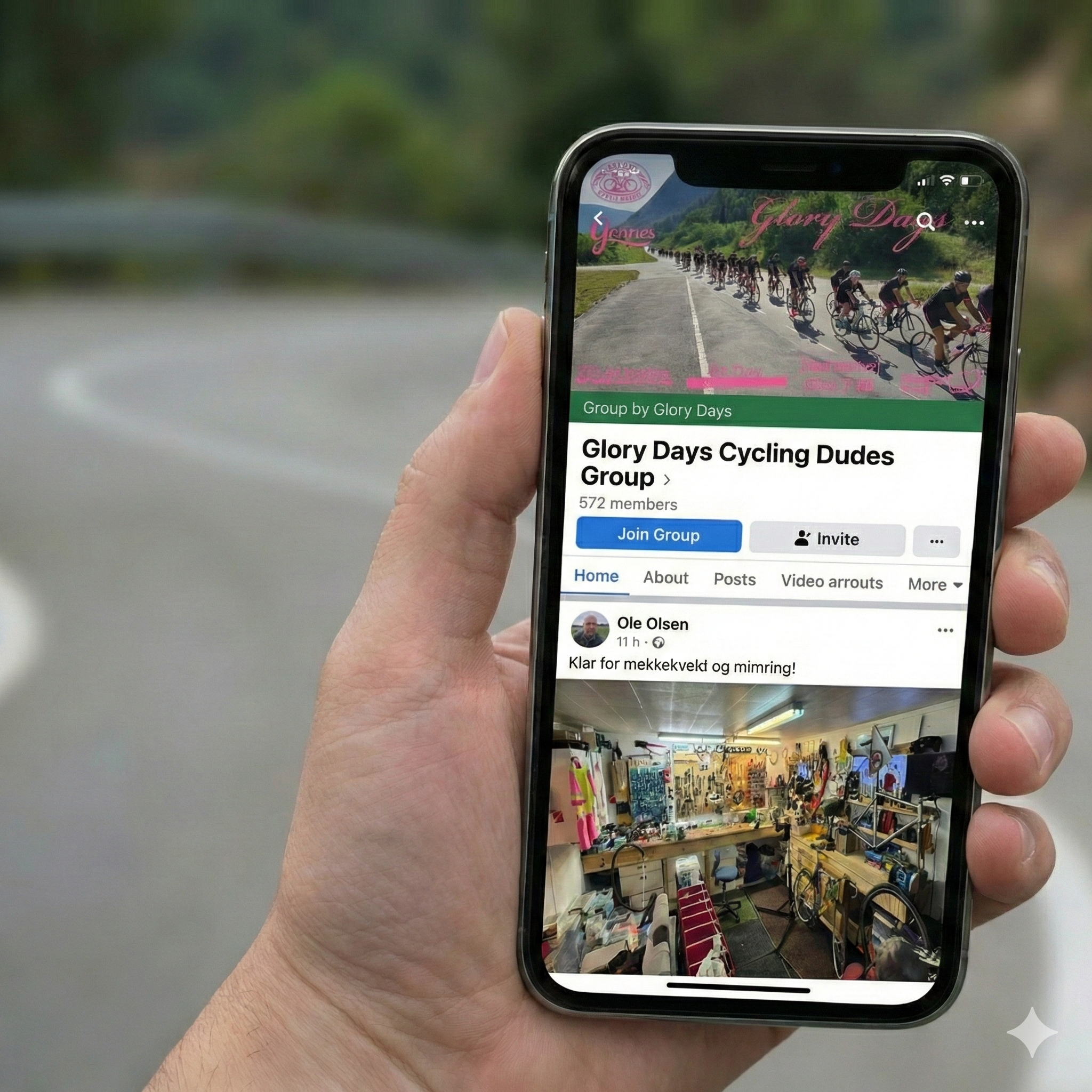 Hånd holder en telefon med Facebook-side for Glory Days Cycling Dudes Group, med bilde av syklister på vei.