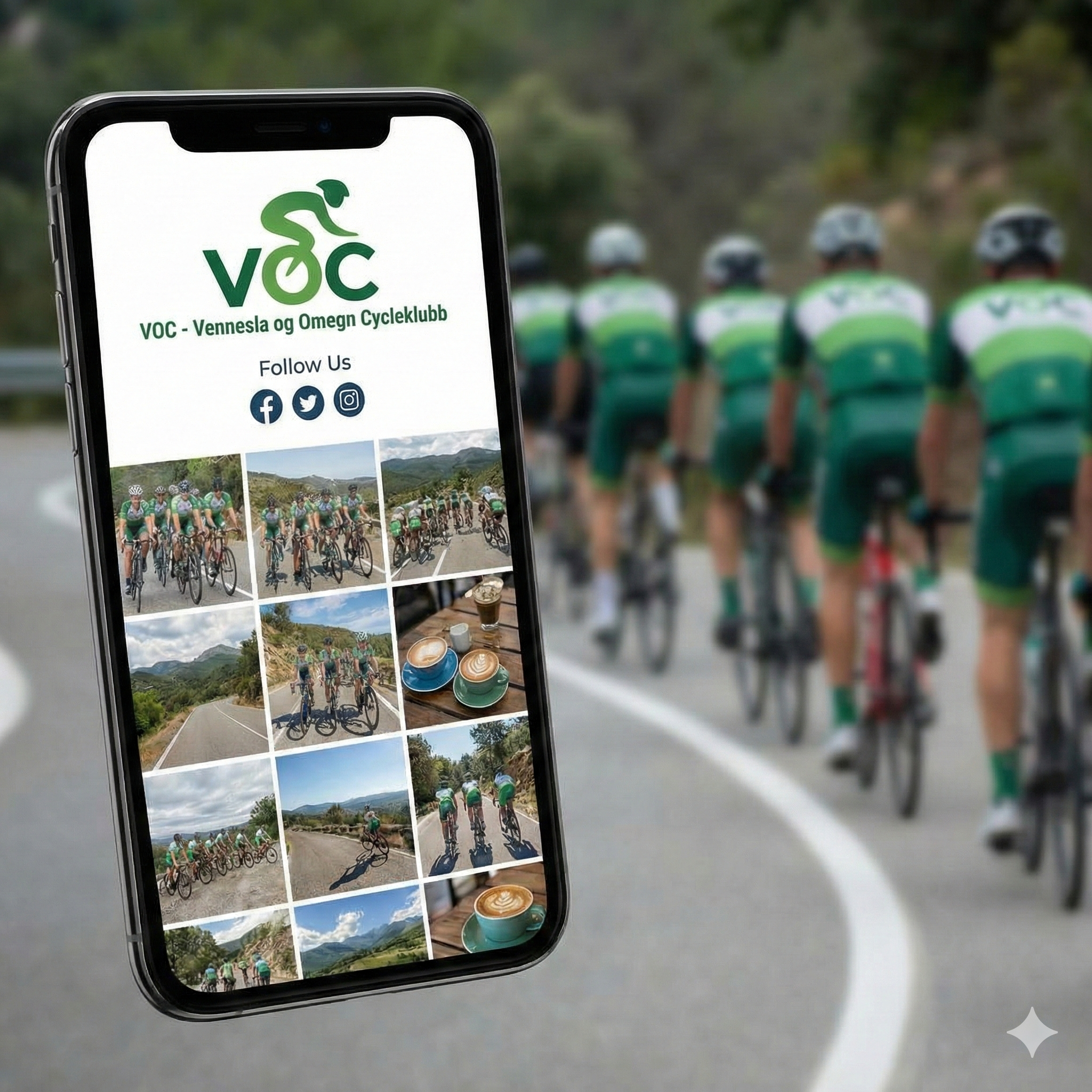 Et telefon som viser en Instagram-side for VOC - Vennesla og Omega Sykkelklubb, med bilder av sykling og kaffe. Bak er en gruppe syklister i grønne og hvite sykkelklær som sykler på en vei i naturen.