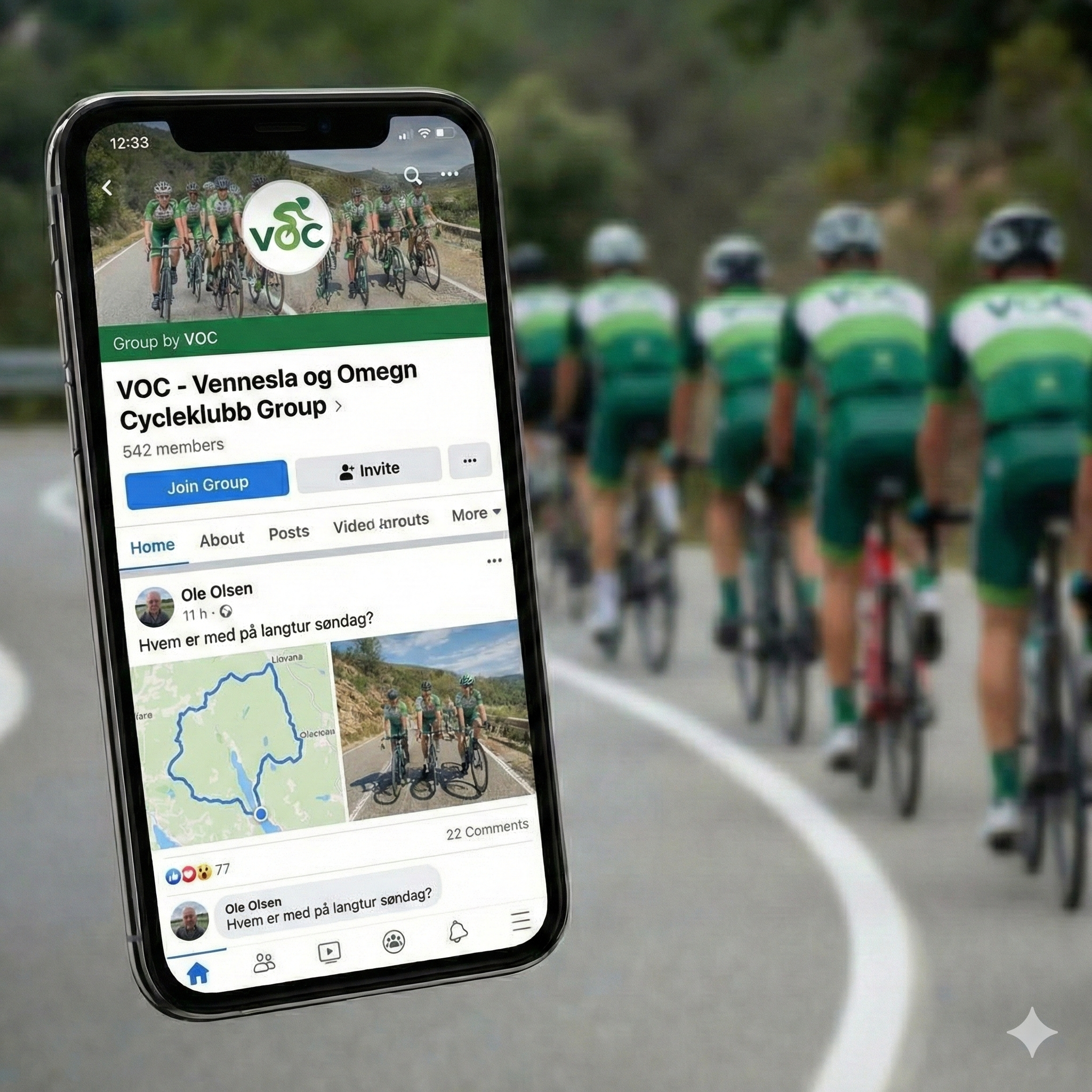 En telefon som viser en Facebook-gruppe kalt "VOC - Vennesla og Omeg Sykkeklubb Group" med 542 medlemmer, et profilbilde av en syklist og et kart. I bakgrunnen kjører en sykkelgruppe på en vei.