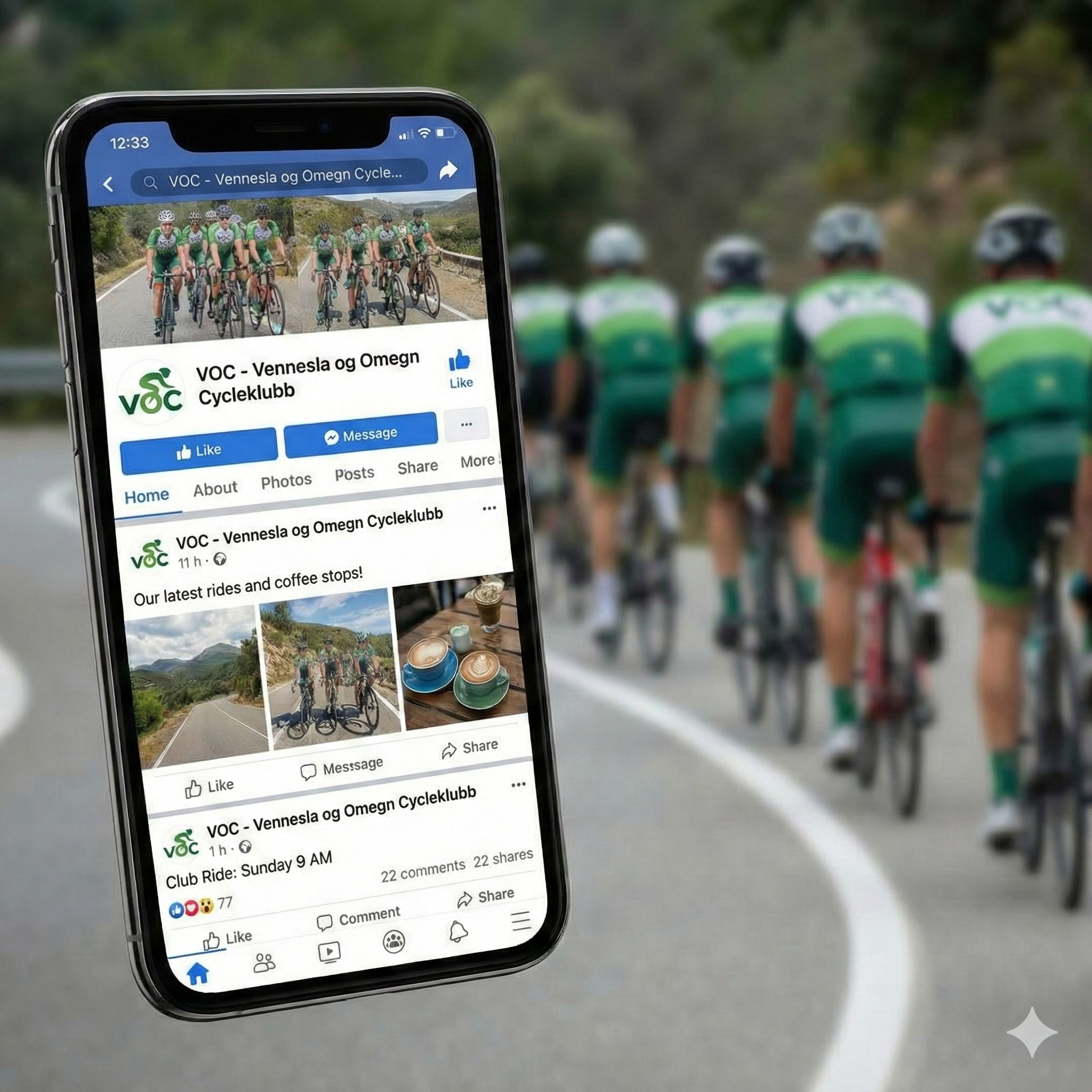 En smarttelefon som viser en Facebook-side for VOC - Vennesla og Omegn Sykkelklubb, med bilde av syklister og kaffekopper. Bakgrunn av en gruppe syklister på vei.