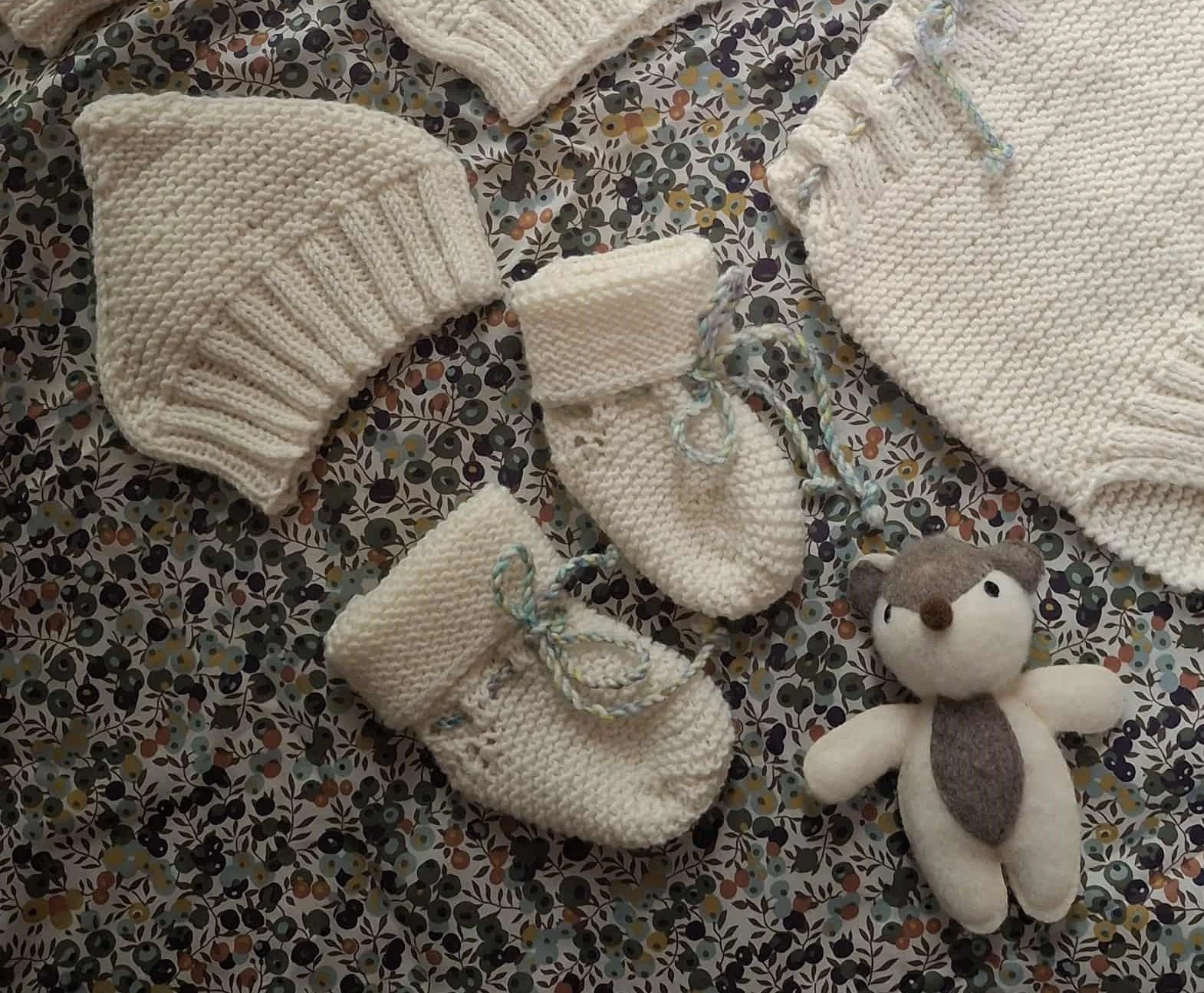 Candide ensemble chaussons + bonnet non portés.jpg