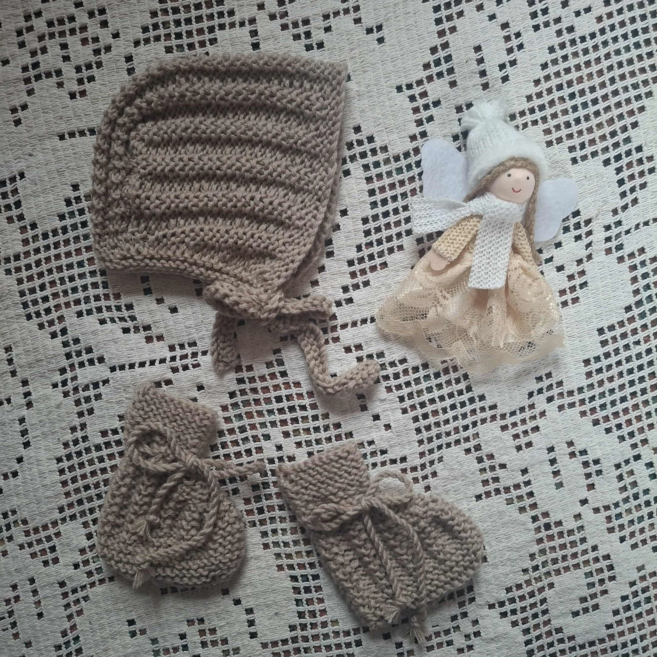 Alix bonnet et chaussons à plat .jpg