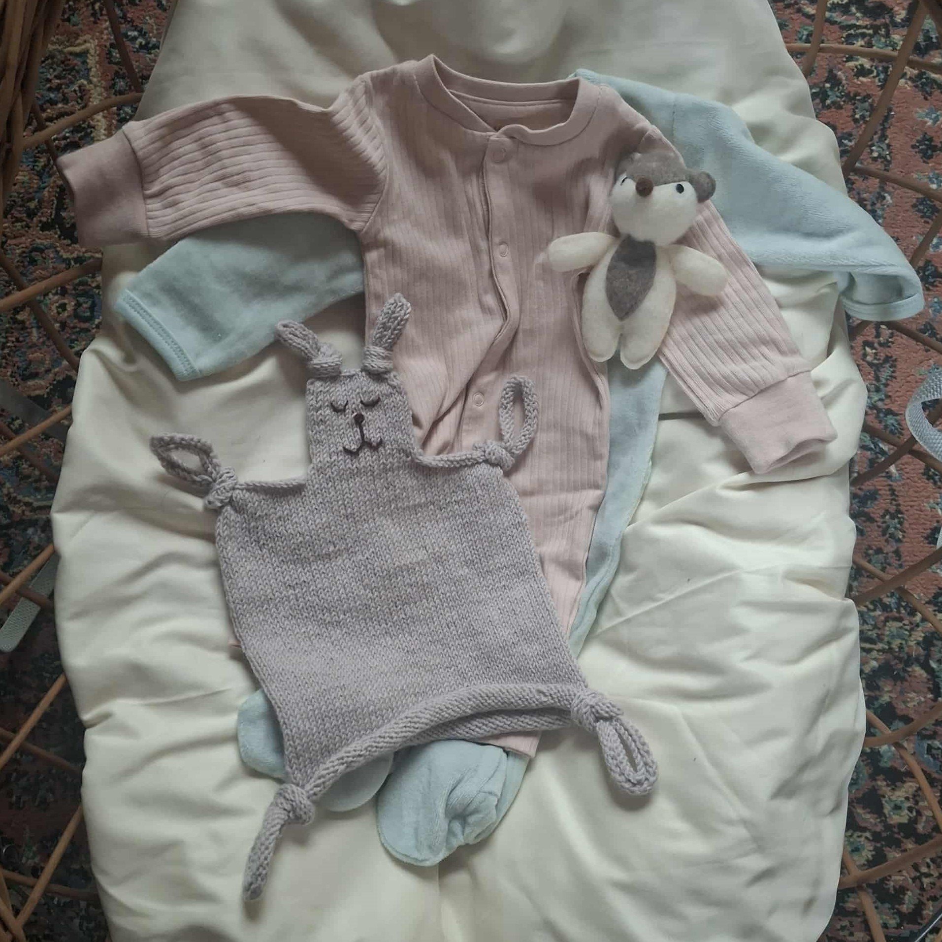 JUDE doudou dans couffin.jpg