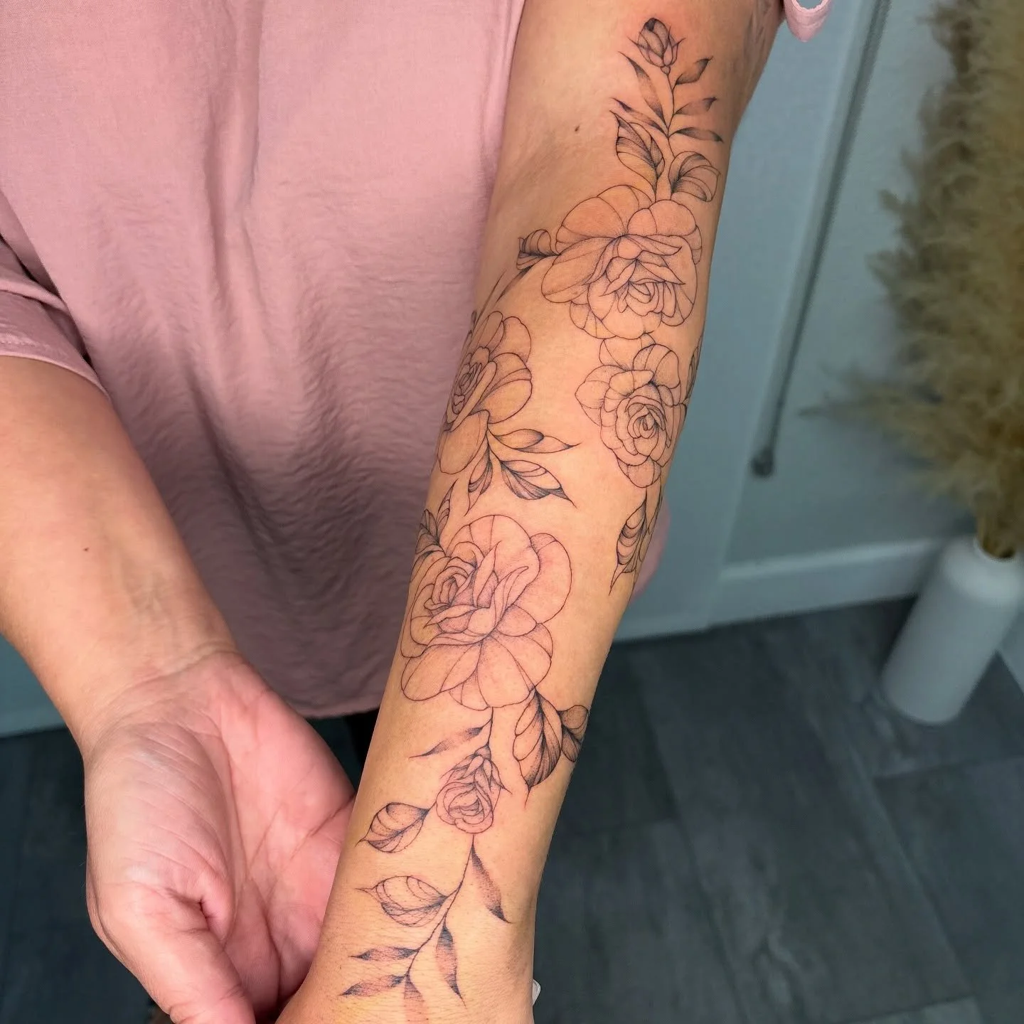 added some more roses on Aniko 🌹 

📍Kensho Ink on E Flamingo 

💌 tattoo inquiry form in bio 

#finelinetattoo #finelinetattooartist #kenshoink #liliantatau #lasvegastattooartist #lasvegasfinelinetattoos #lasvegasfinelinetattooartist