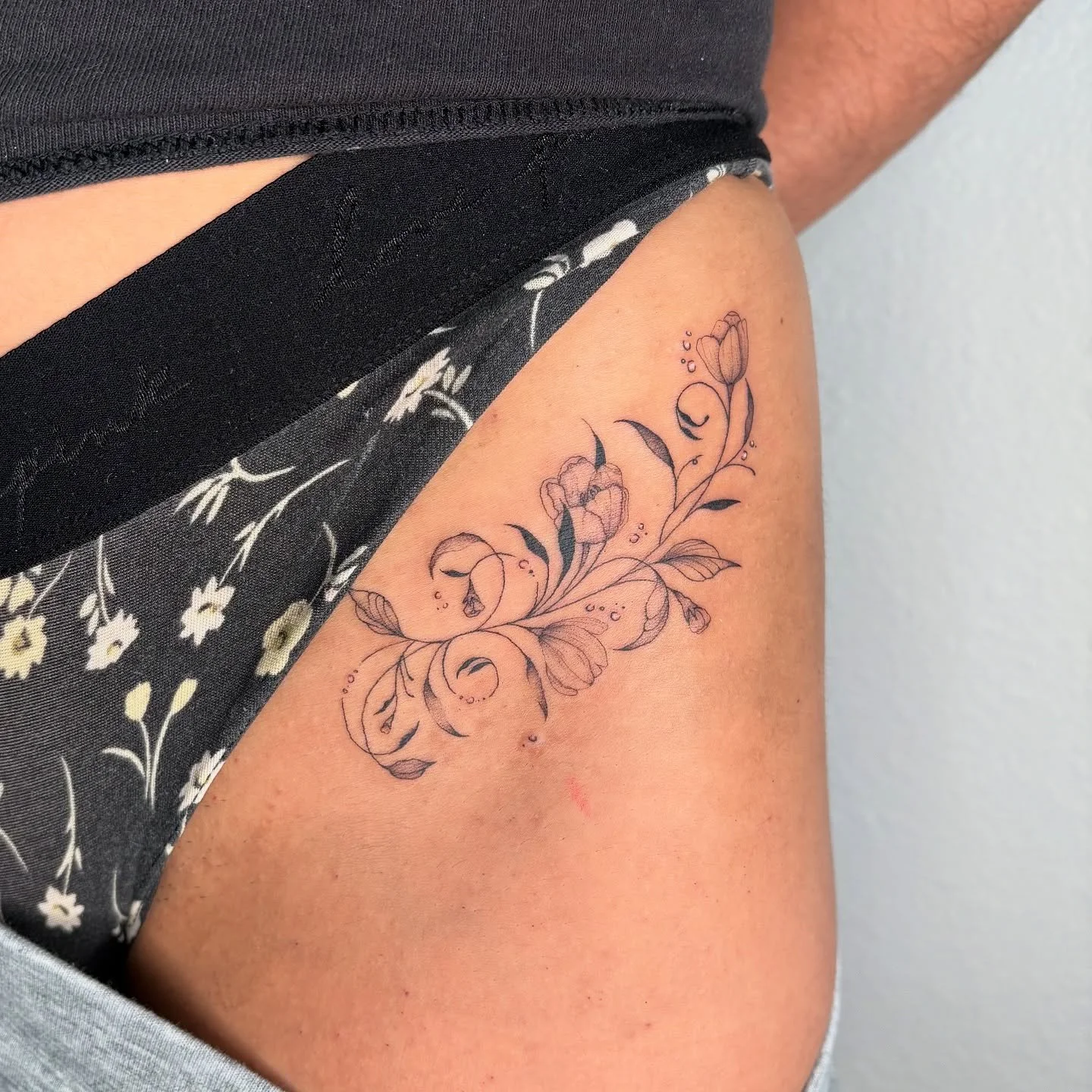 from my giveaway a few months ago 🌀 such a fun design

📍 Las Vegas, NV

⛓️&zwj;💥 link to tattoo inquiry form &amp; pricing in bio 

#tattooshop #tattooartist #lasvegastattooartist #lasvegasfineline #lasvegasfinelinetattoos #lasvegasfinelinetattooa