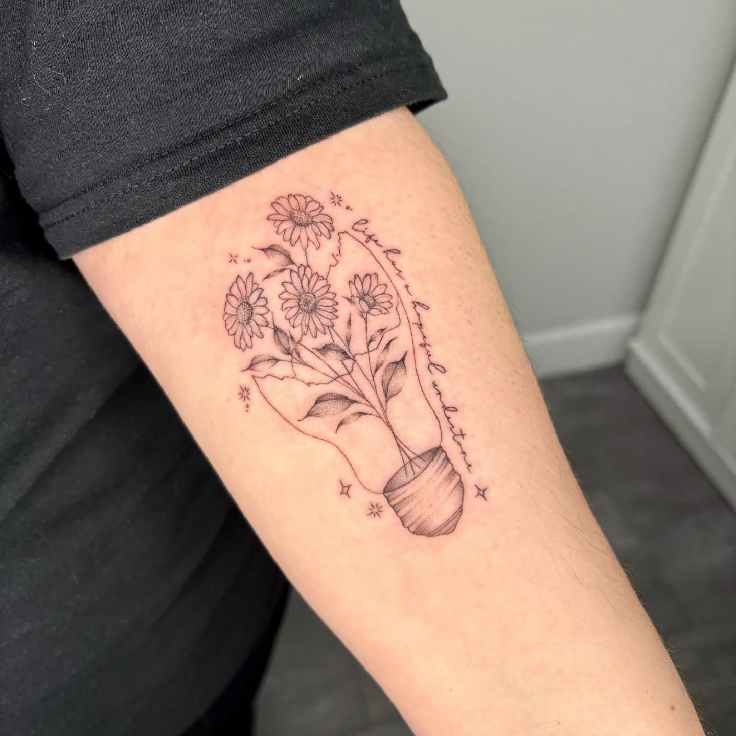 can you spot the twenty one pilots logo? thank you Nicole for the meaningful concept 🙂&zwj;&harr;️

#tattooshop #tattooartist #lasvegastattooartist #lasvegasfineline #lasvegasfinelinetattoos #lasvegasfinelinetattooartist #lasvegasfinelinetattoostudi