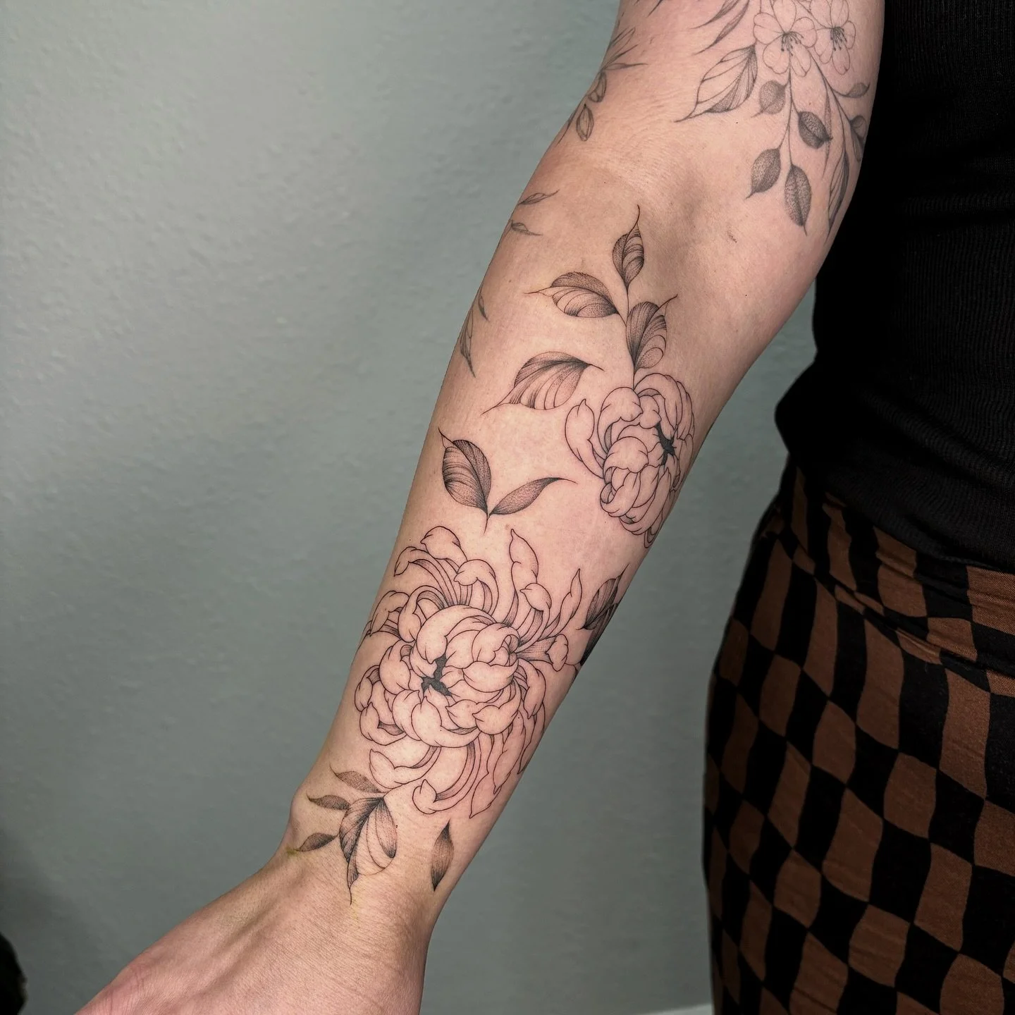 thanks for the trust Adrianna 🙂&zwj;&harr;️ added on some more florals next to Cherie&rsquo;s so you know I had to lock in

 📍 Las Vegas, NV

⛓️&zwj;💥 link to tattoo inquiry form &amp; pricing in bio 

#tattooshop #tattooartist #lasvegastattooarti