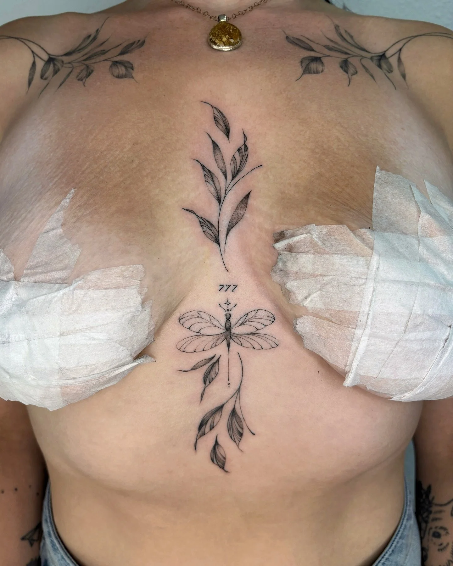 I love how snug she is between the collar bone piece we did a little while ago 🤭 

 📍 Las Vegas, NV

⛓️&zwj;💥 link to tattoo inquiry form &amp; pricing in bio 

#tattooshop #tattooartist #lasvegastattooartist #lasvegasfineline #lasvegasfinelinetat