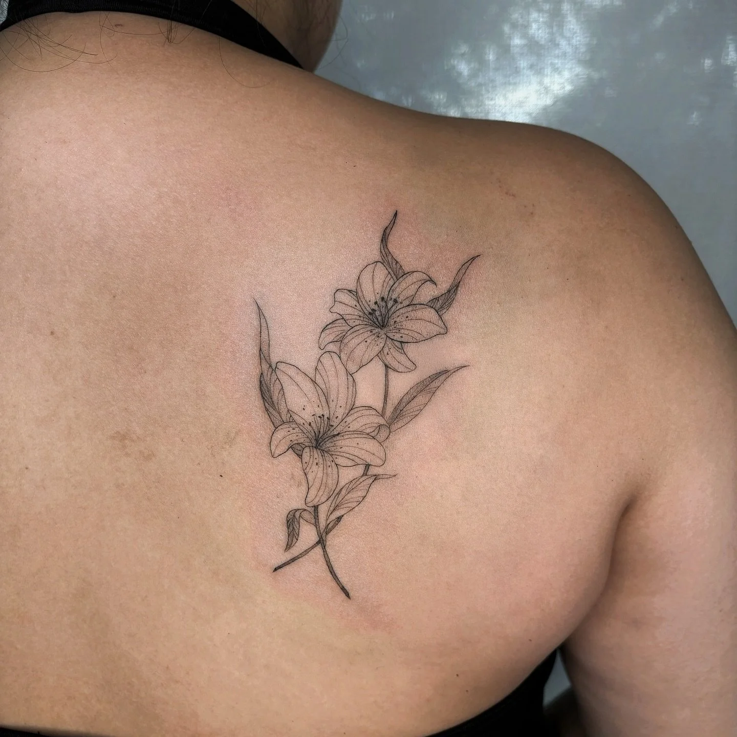 lillies for her lilli 🤭 thank you Briana 

📍 Las Vegas, NV

⛓️&zwj;💥 link to tattoo inquiry form &amp; pricing in bio 

#tattooshop #tattooartist #lasvegastattooartist #lasvegasfineline #lasvegasfinelinetattoos #lasvegasfinelinetattooartist #lasve