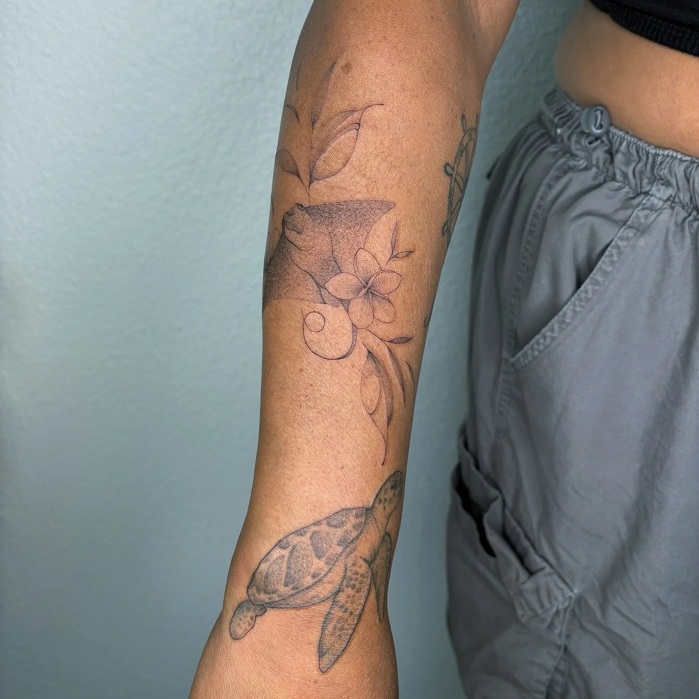 new stingray and healed turla on my mami 🌊 tried out something new and I love it! 

 📍 Las Vegas, NV

⛓️&zwj;💥 link to tattoo inquiry form &amp; pricing in bio 

#tattooshop #tattooartist #lasvegastattooartist #lasvegasfineline #lasvegasfinelineta