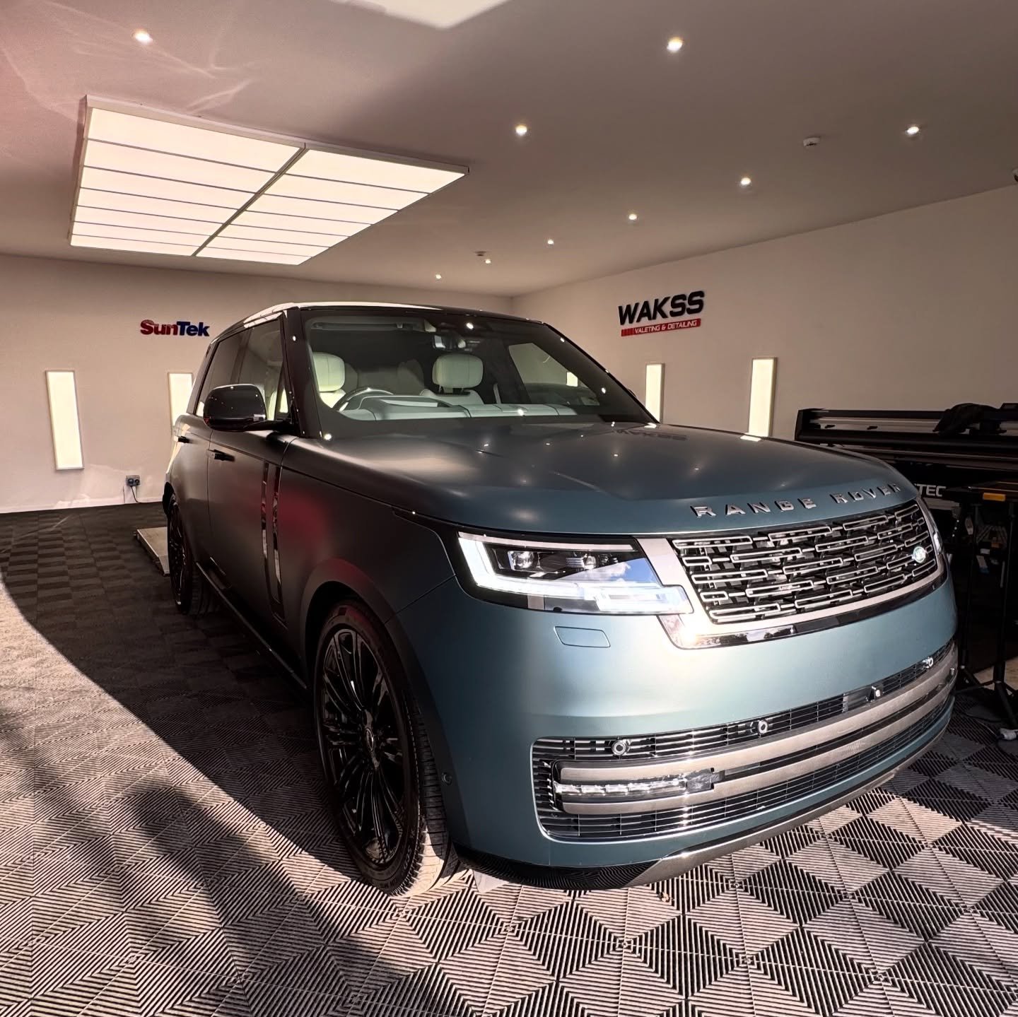 Brand New Range Rover vogue in for full car ppf - protecting this amazing satin paintwork with our satin ppf 
Protection from scratches / scuffs / stone chips / debris 

Taking deliver of a new vehicle? 
Contact us today for a free quote 

Offering y