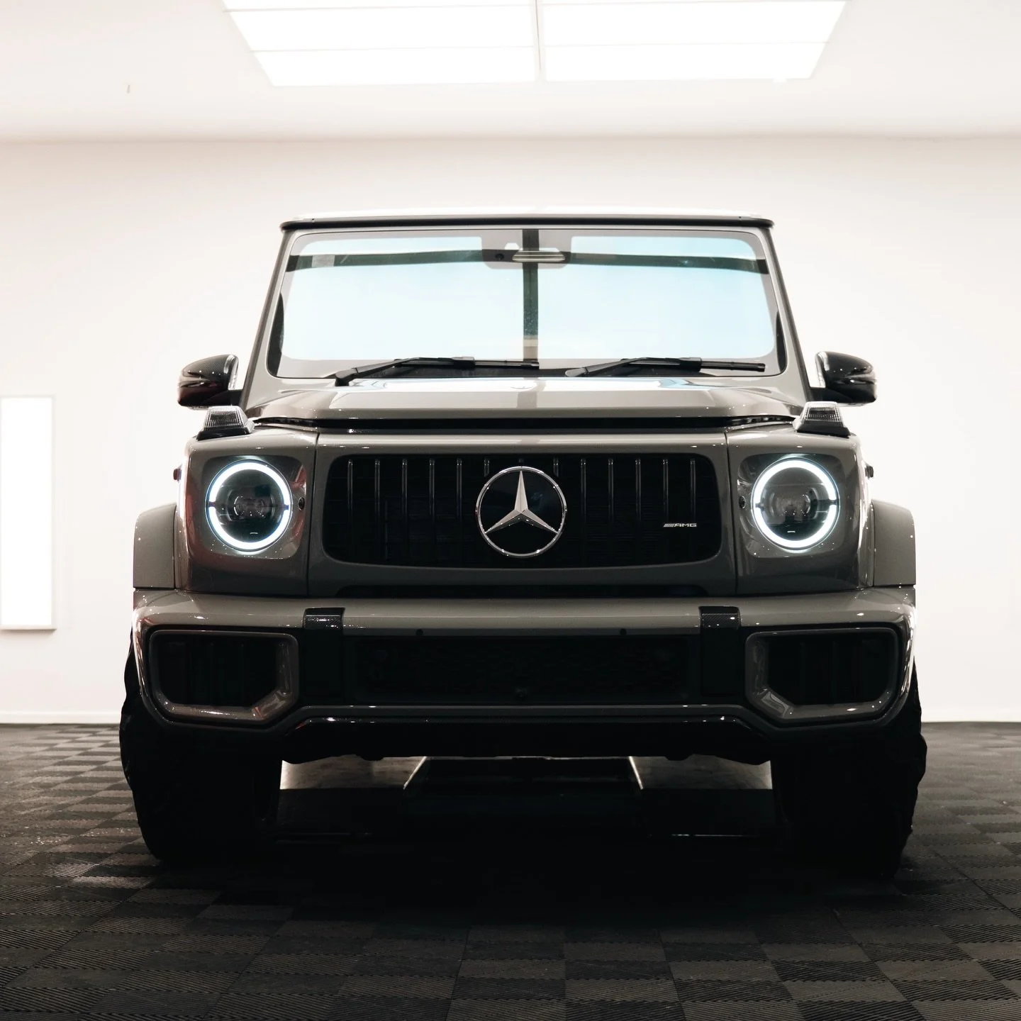 G-Wagon front end locked in
Full front protection with PPF &mdash; bumper, headlights, wings, arches, window surrounds, mirrors , bonnet + custom sills ✅
Finished off with a full detail + ceramic coating for that deep gloss and easy maintenance
Built