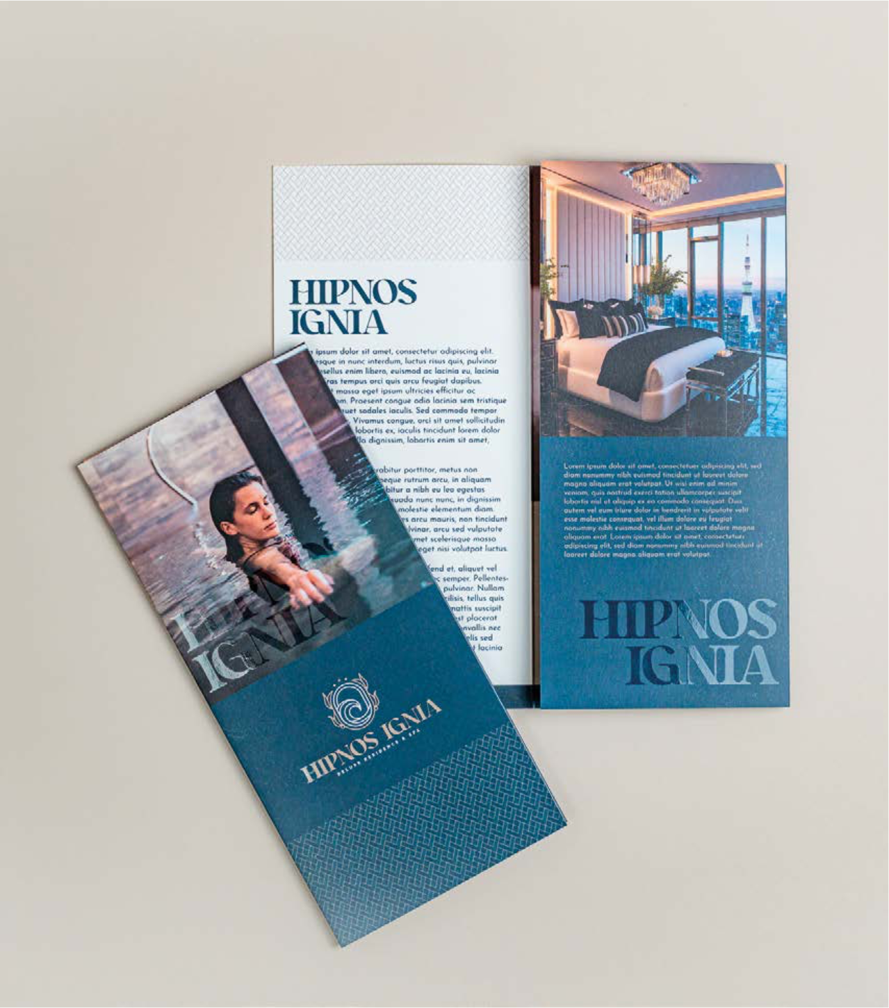 Brochures et flyers promotionnels pour un hôtel de luxe, avec images d'une chambre d'hôtel avec vue sur la ville, et une femme nageant dans une piscine, couleur bleue prédominante.