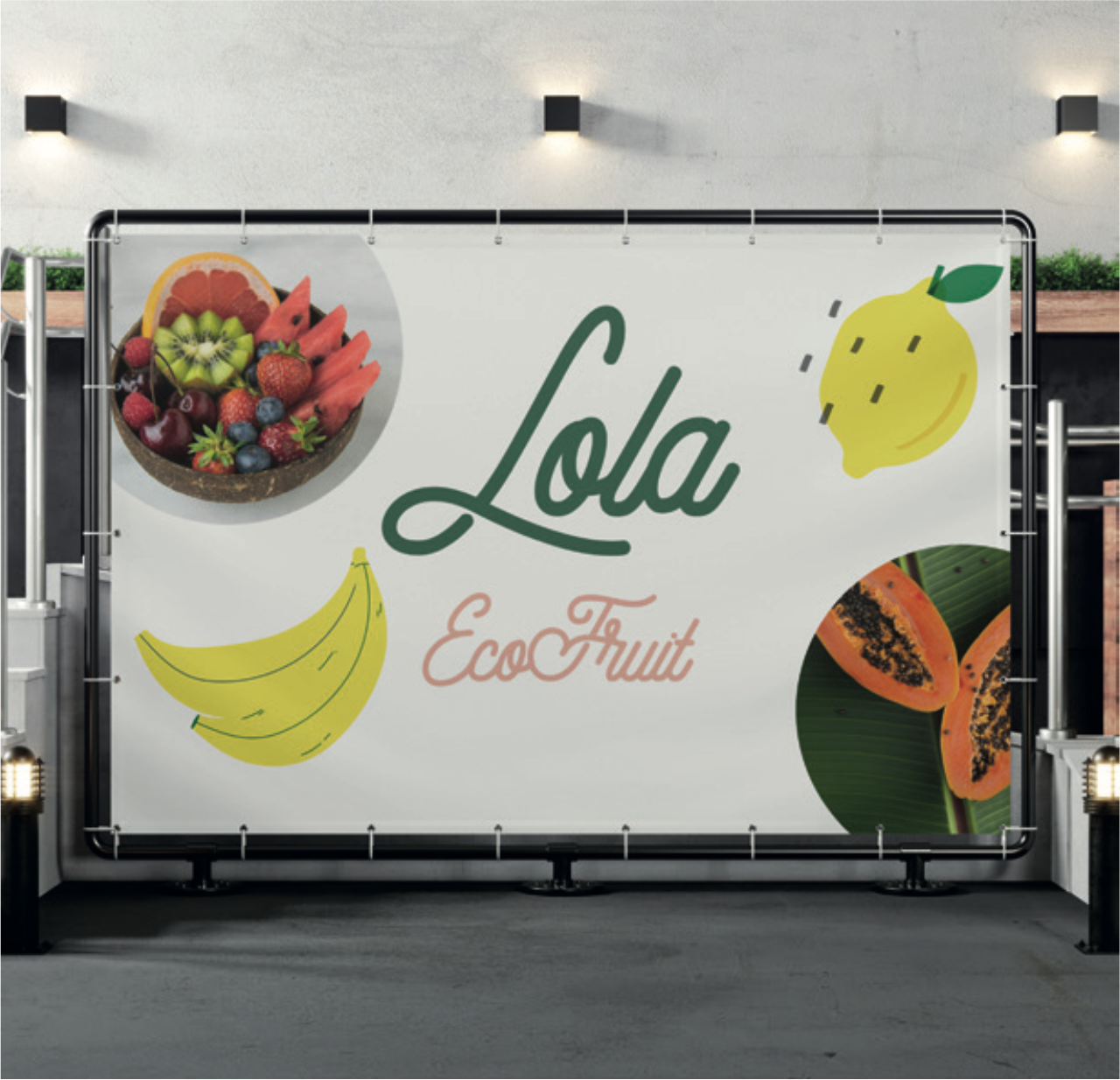 Panneau publicitaire avec du texte "Lola EcoFruit", illustrations de fruits comme banane, citron, papaye, et un bol de fruits variés incluant fraises, kiwi, et melon.