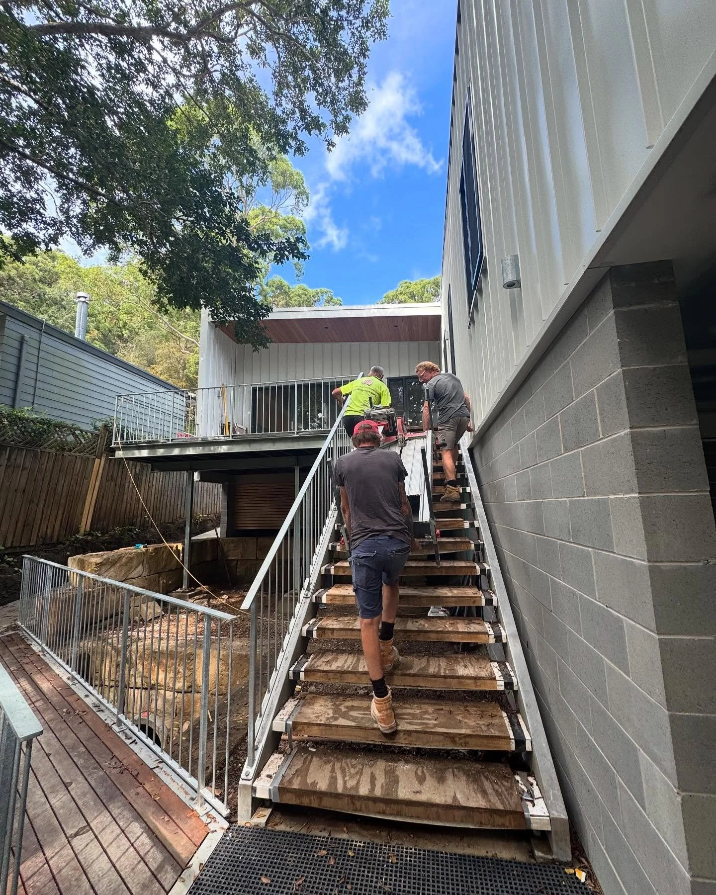 Teamwork makes the dream work ☁️ 

Floors are going down this week 🙌🏼 

Whats your favourite floor surface?

#buildingdreams #pearlbeach