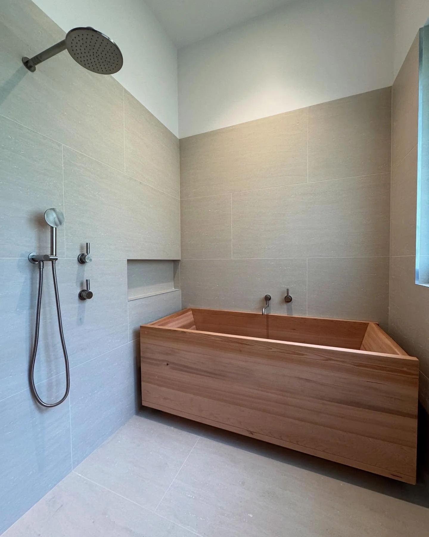 A timber tub 🛁 🪵 

This cedar is a natural sealant making it a perfect unique choice for a dream bath. Love it @_studiojoan  @cedarbathcompany might build one myself after this project. 

#pearlbeachbuilder #timbertub #crystalcastle #centralcoastbu