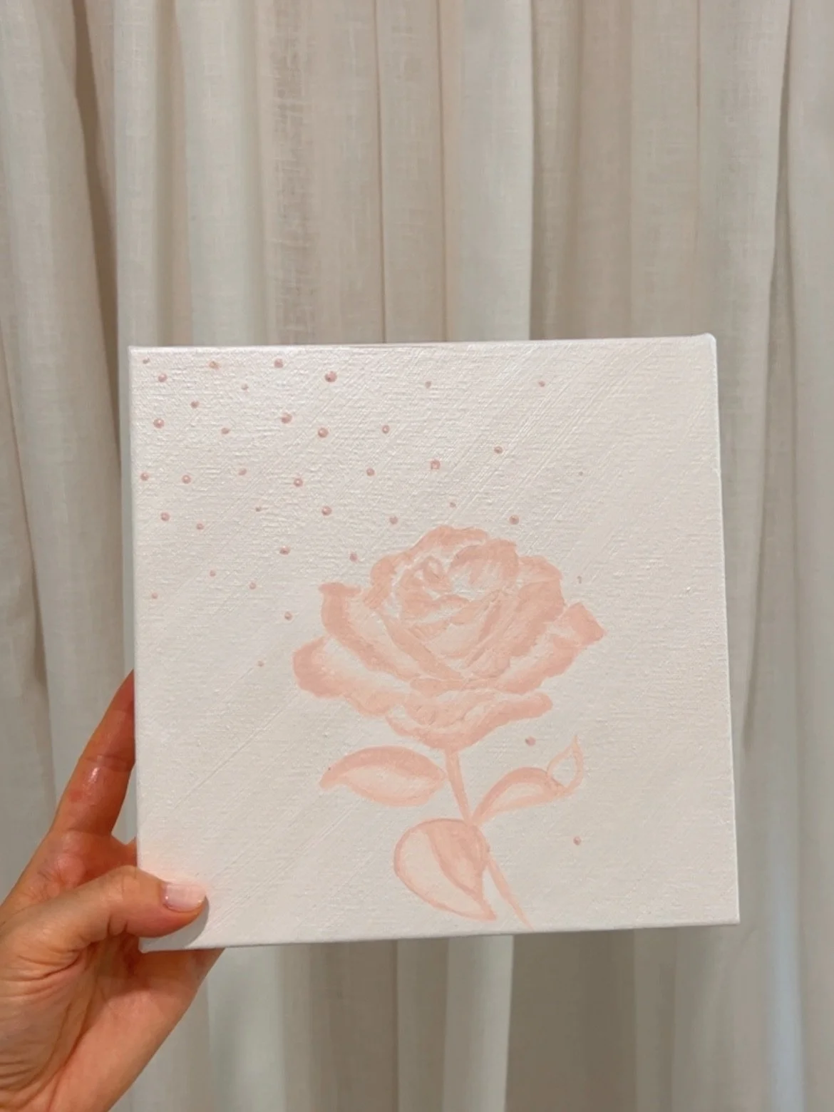 Continuing on the peaches and cream theme this sweet little rose 🌹 loving playing with the different effects to create little glimmers and magic on each piece 💫
.
#roseartwork #dailyglimmers #happyart #floralart