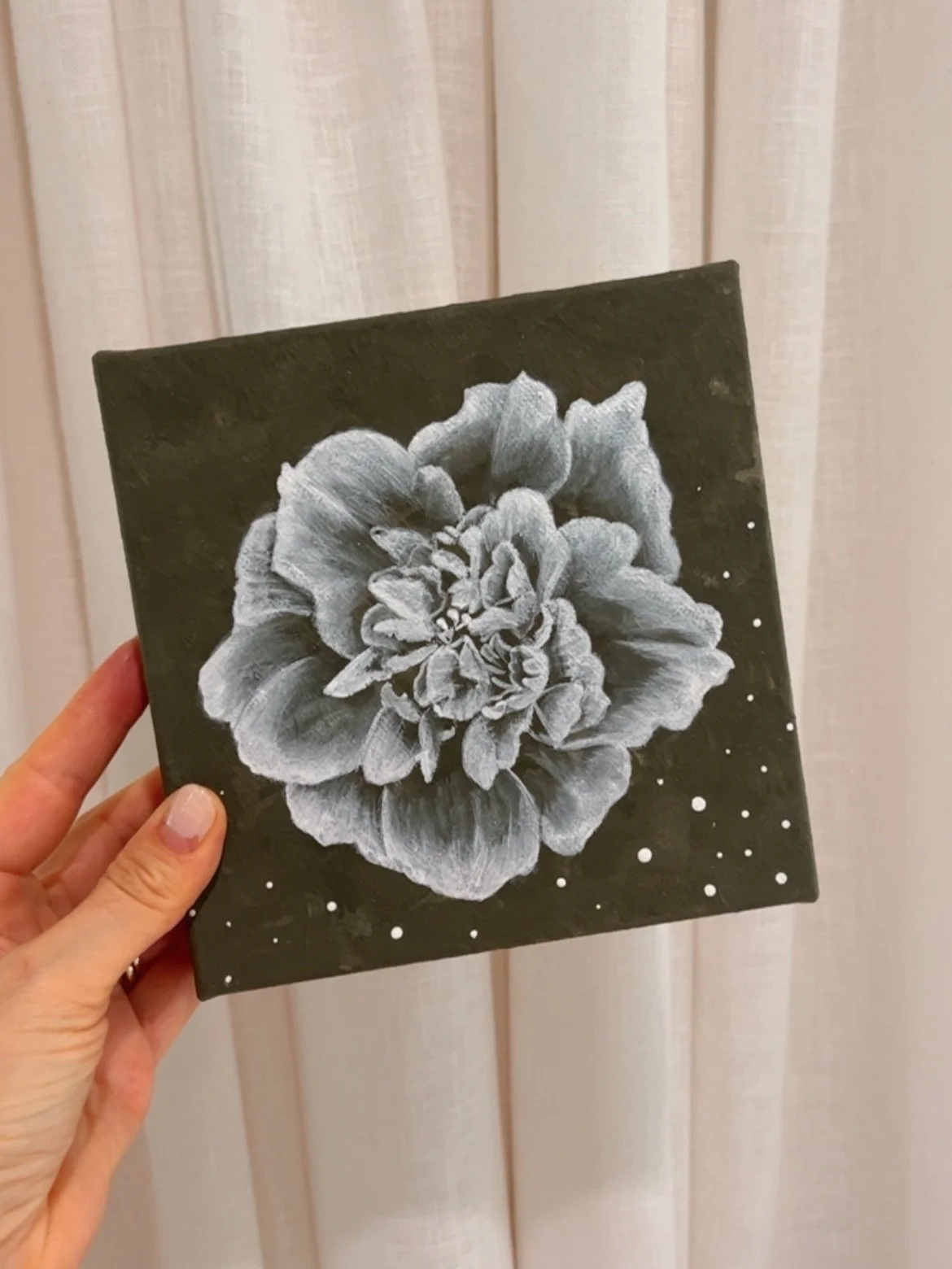 Finished this little mini this week&hellip; yes my paintings happen that slow sometimes in between life stuff. Continues with the varying textures and added a little Pearl magic of course 💫 
.
.
#peonypainting #floralartist #centralcoastartist #mini