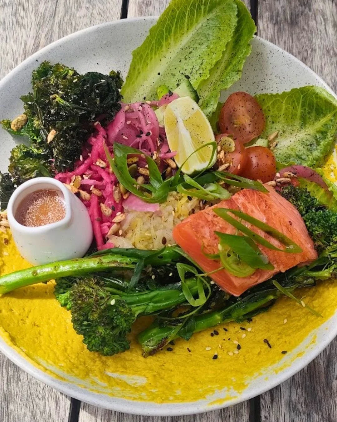 ☀️ The Brewed Bowl... summer in a bowl.
Fresh, crunchy, and loaded with all the good stuff: hummus, sauerkraut, avo, cucumber, cherry tomatoes, edamame, broccolini, cos, house pickles, crispy kale, toasted seeds, and that miso glaze we all love.

And