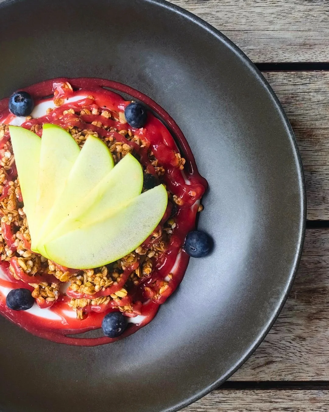 🥣 SATURDAY BRUNCH ENERGY 🥣
This Oatmeal Raisin Granola is doing the most, crunchy NZ oat clusters, almond butter, organic raisins, cinnamon, nutmeg&hellip; the kind of bowl that starts your weekend properly.

Served with Raglan coconut yoghurt, rhu