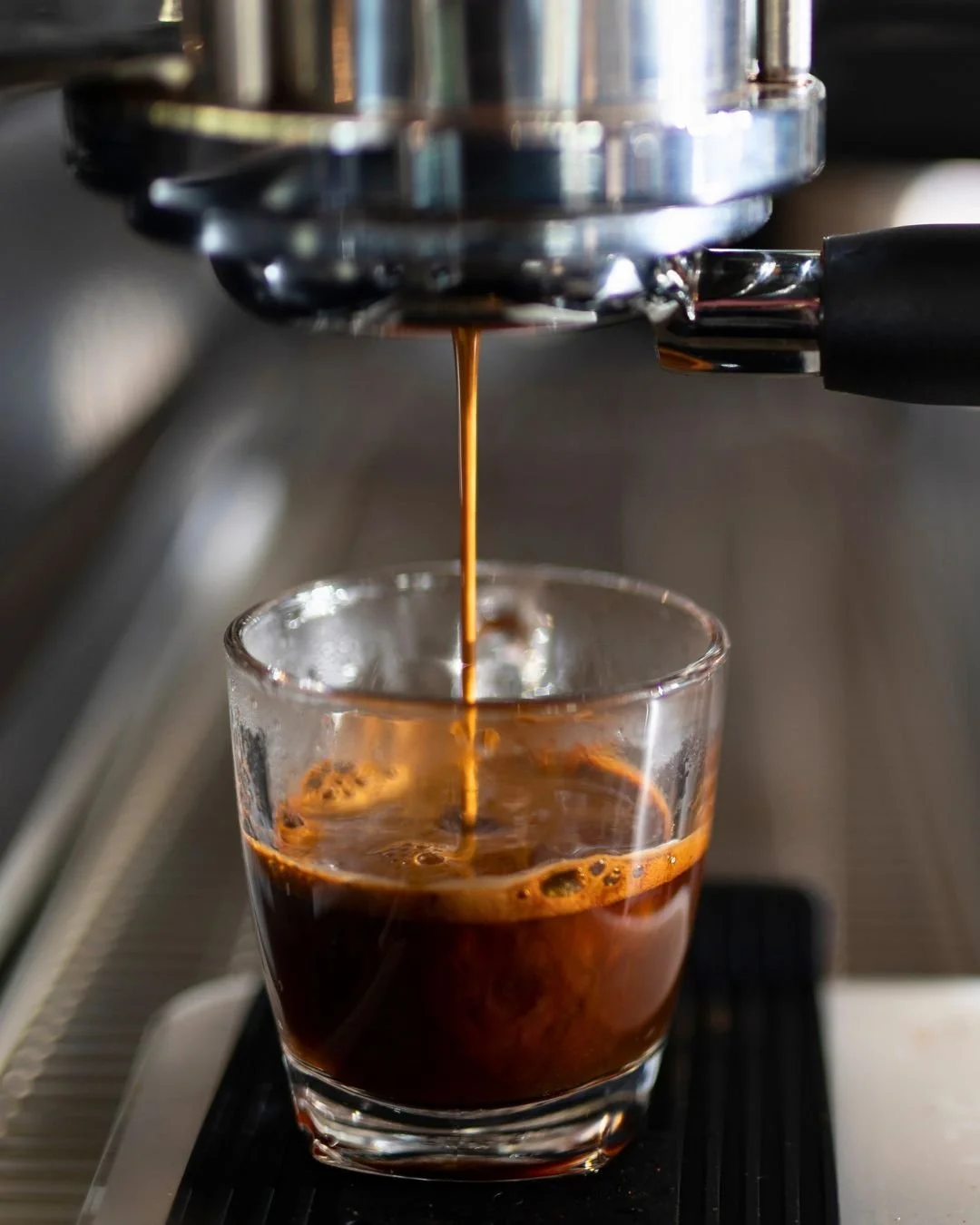 A quiet kind of magic.
The first drops fall, the crema blooms, and suddenly the day feels possible.