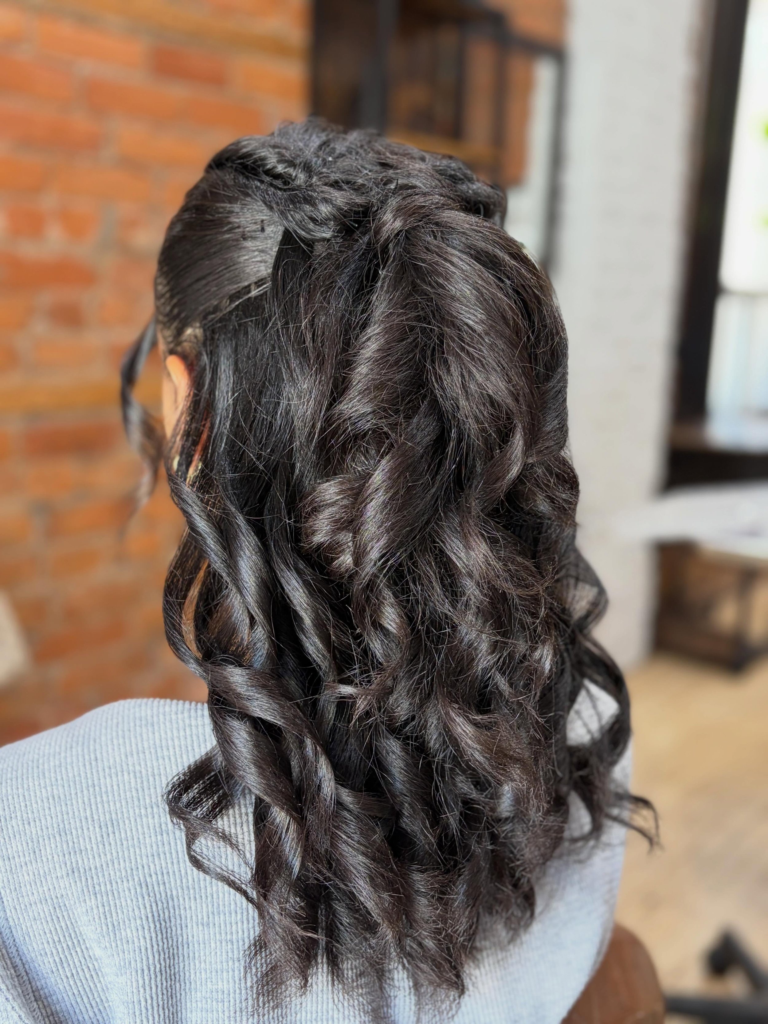 Stunning half-up half-down from this morning😍

Stylist💇&zwj;♀️: Nika
&bull;
&bull;
&bull;
📞 (905) 527 4080
🖥️ www.maddisonave.com
📩 DM

#hair #hairstylist #hairsalon #halfuphalfdown #updo