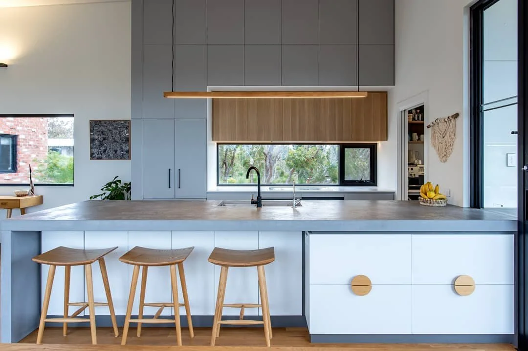 This custom-built space brings together clean lines, natural textures and thoughtful detailing. From the integrated pantry to the soft grey joinery, everything has been designed with both form and function in mind.

Joinery by @busseltoncabinetmakers