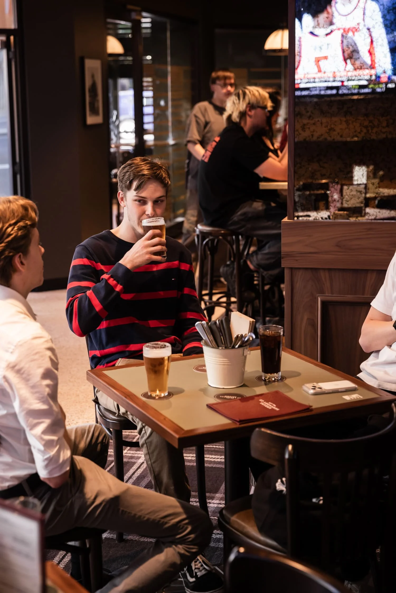 St Leonards Tav boys with beer.jpg