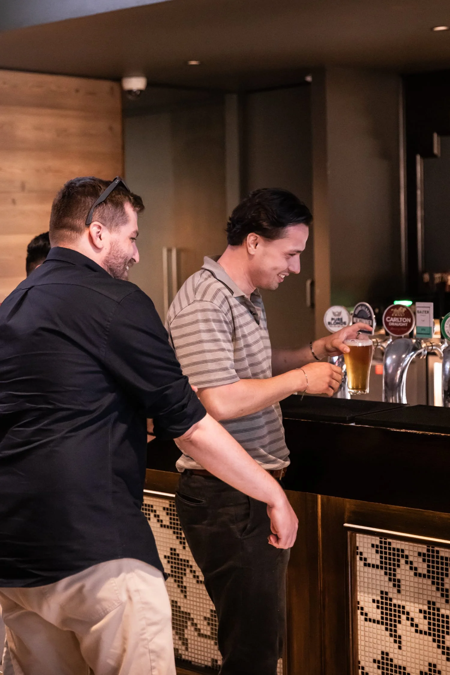 St Leonards Tav men at bar getting a drink