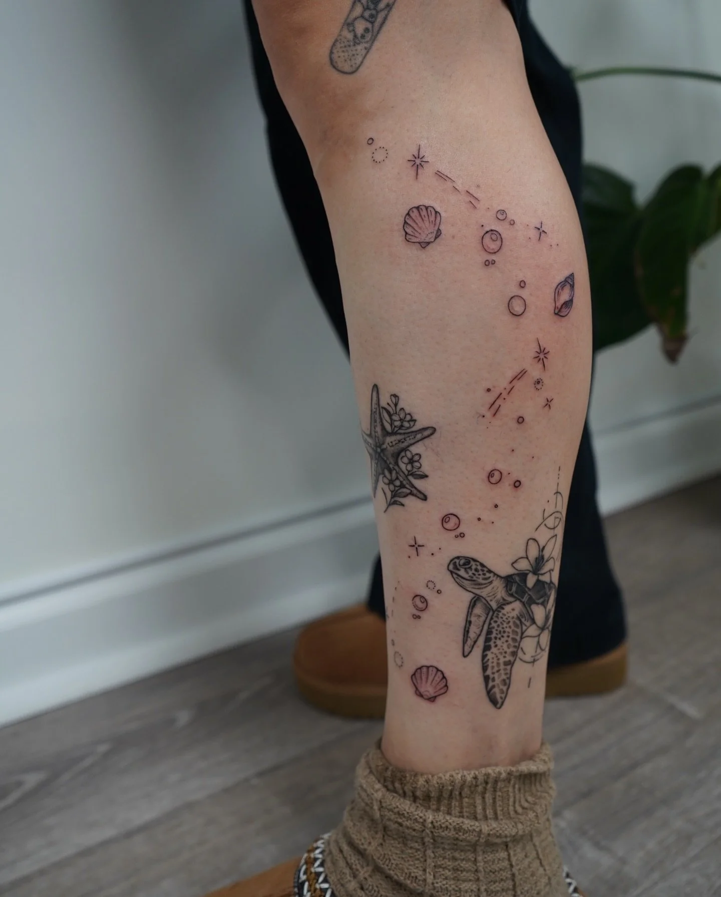 This weather has us craving beach days! These tiny shell + bubble additions are giving all the warm-weather vibes. 🐚🌊☀️

Don by @rebeccabettz 

#tinytattoos #shelltattoo #ankletattoo