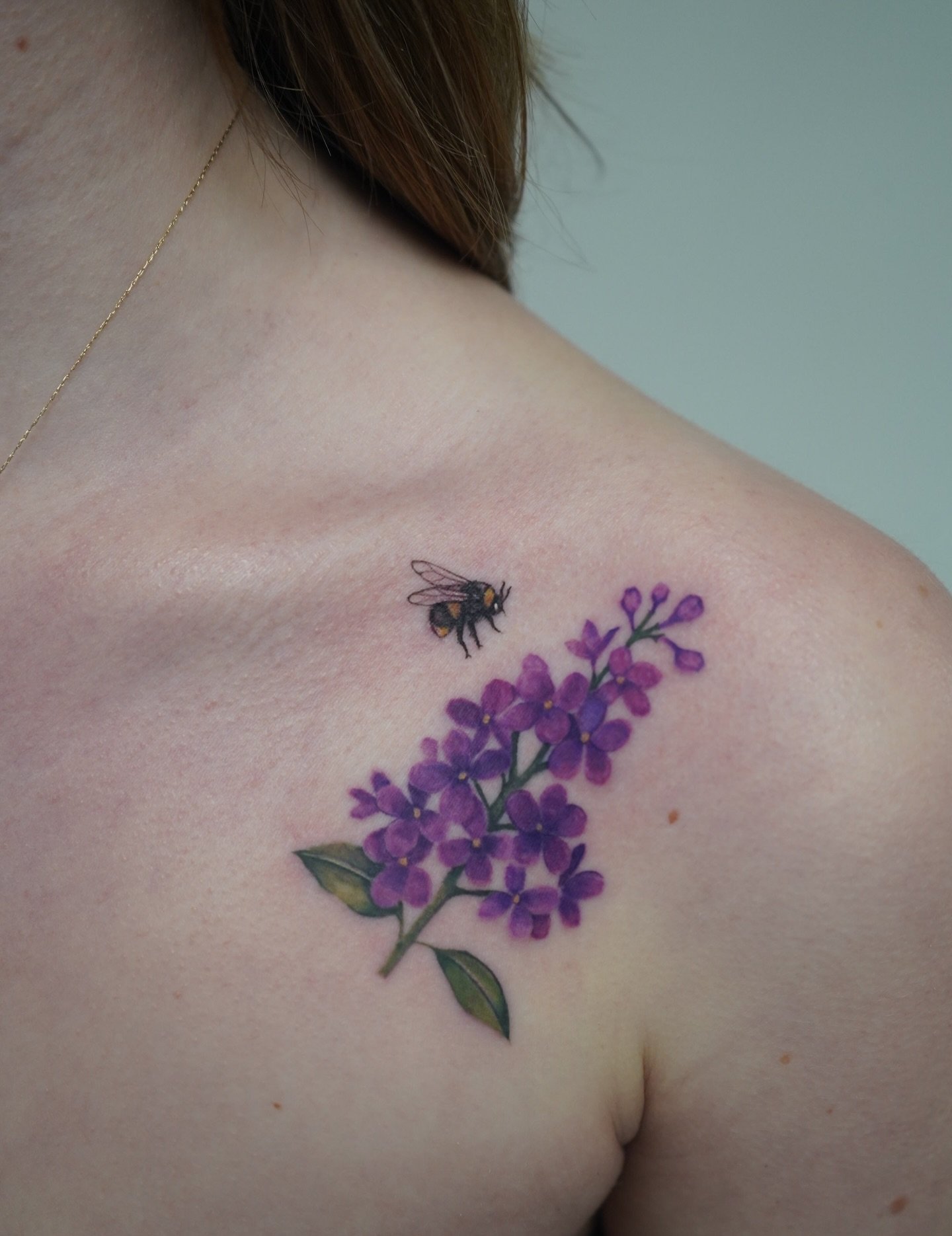 This full color floral is *chef&rsquo;s kiss* 😍✨ What floral tattoo do you want to get by @rebeccabettz? 

#FullColorFloralTattoo #FloralTattoo #MorningGloryTattoo