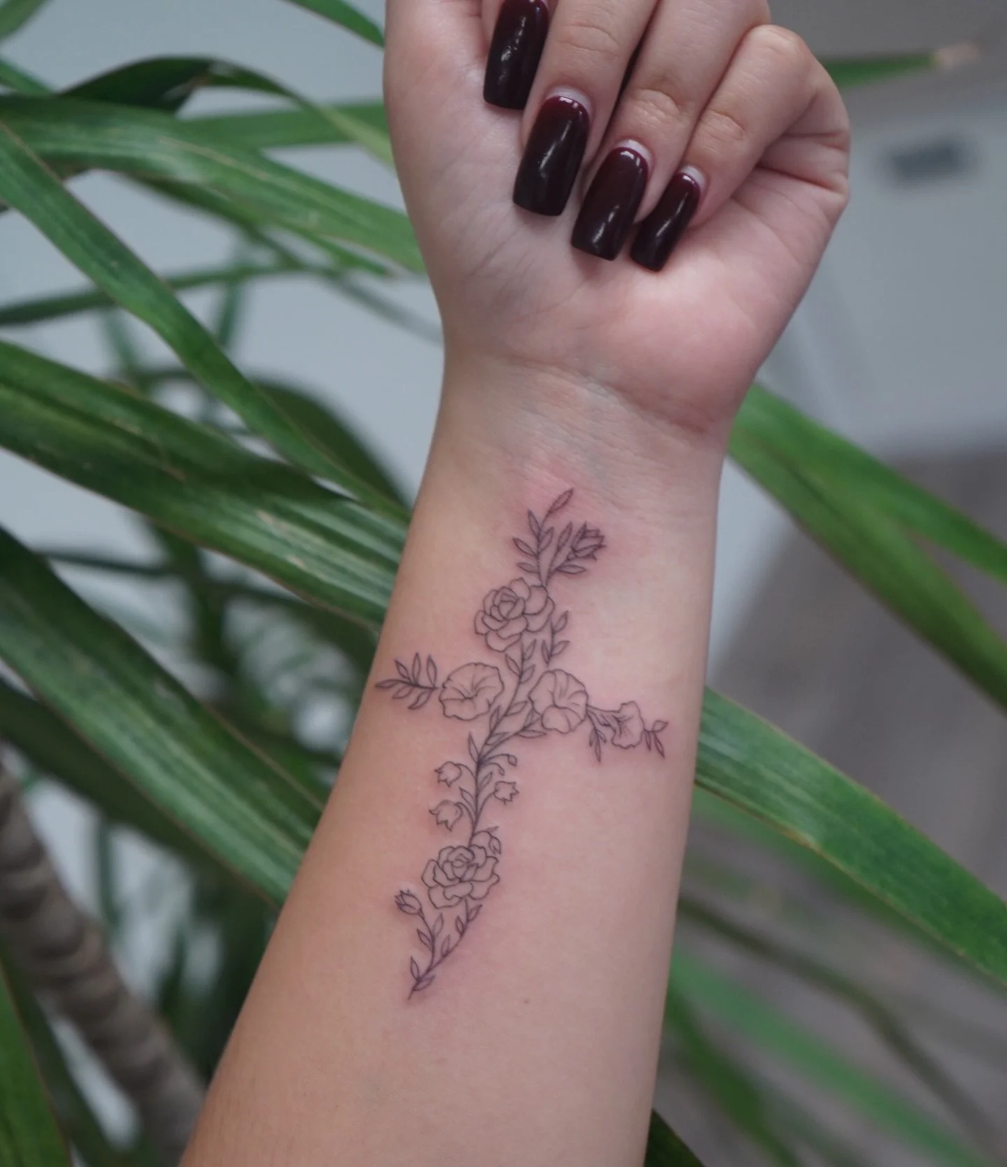 A stunning fine-line floral piece by @kimdracula.ink ✨🖤

#finelinetattoo #blackrockct #cttattooartist #floraltattoo