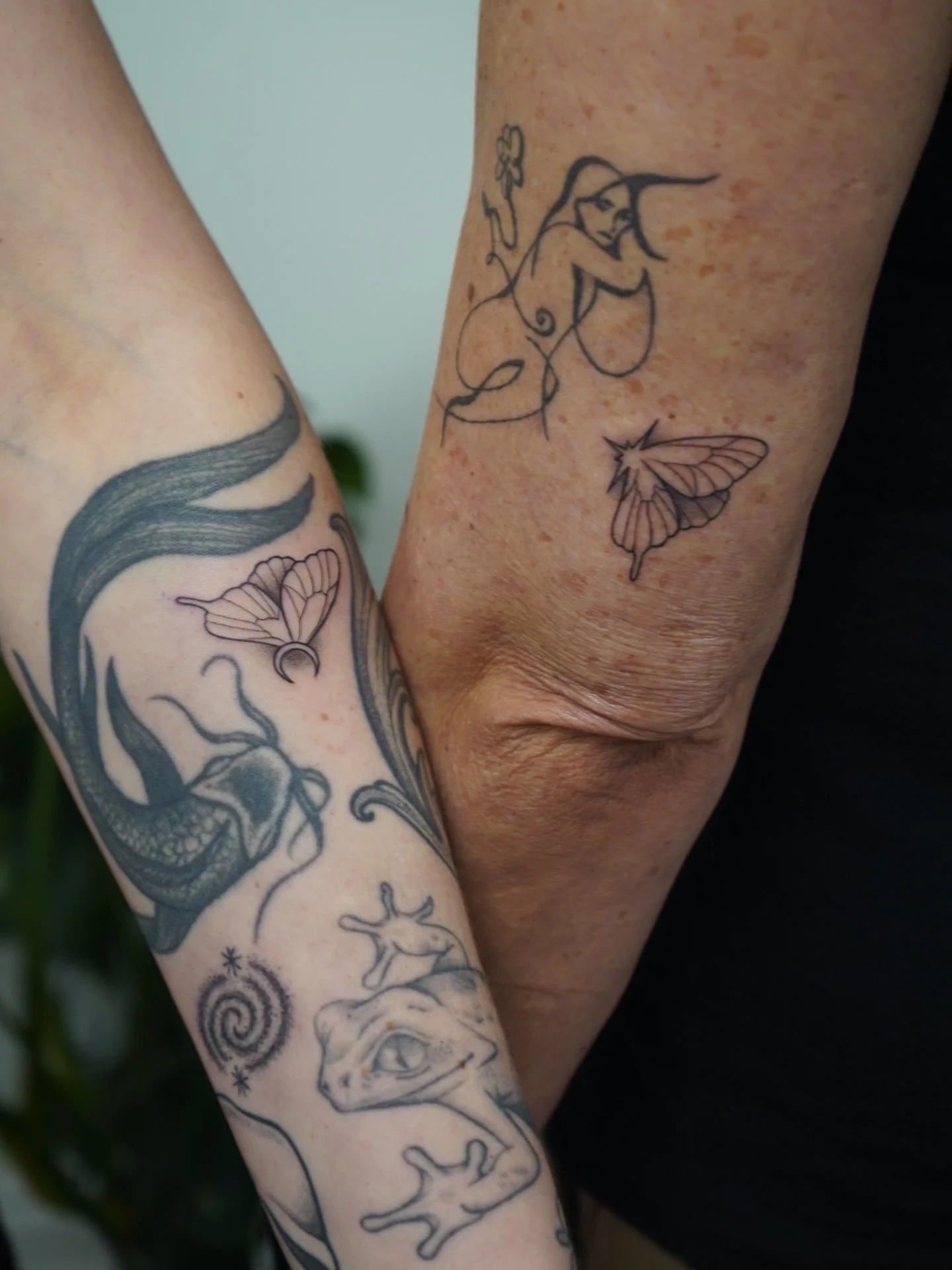 The best way to spend the day? Getting a flash tattoo by @kimdracula.ink, of course ✨
Swipe to see some of her available flash designs waiting to be claimed 👀

#CTTattooArtist #FlashTattooDesigns #MorningGloryTattoo #Inked #WomanTattooArtist