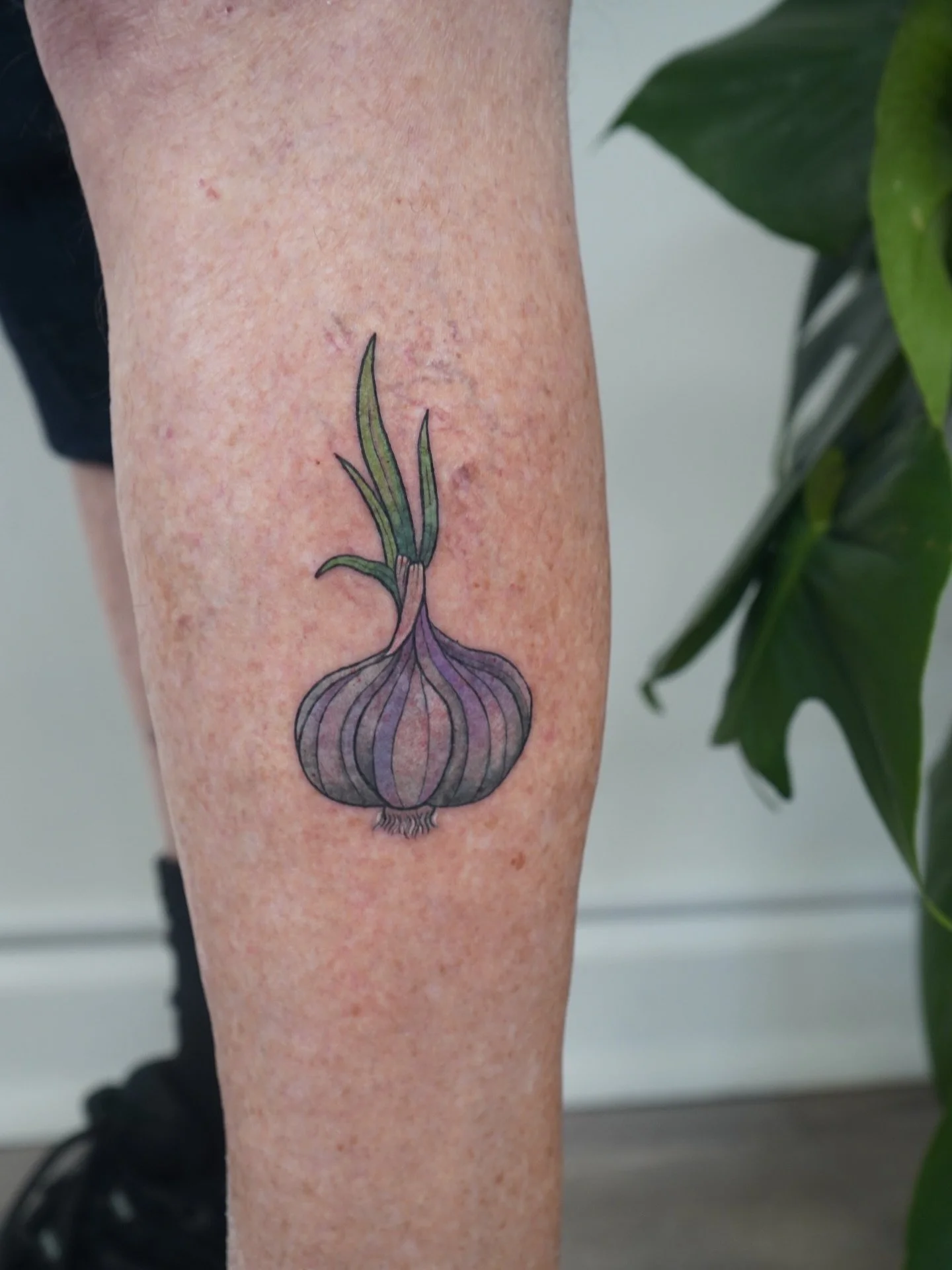 Proof that even the most unexpected subjects make killer tattoos. Realism down to the last layer ✨

Done by @rebeccabettz 

#tattoo #realistictattoo #foodtattoo #oniontattoo #tattooart