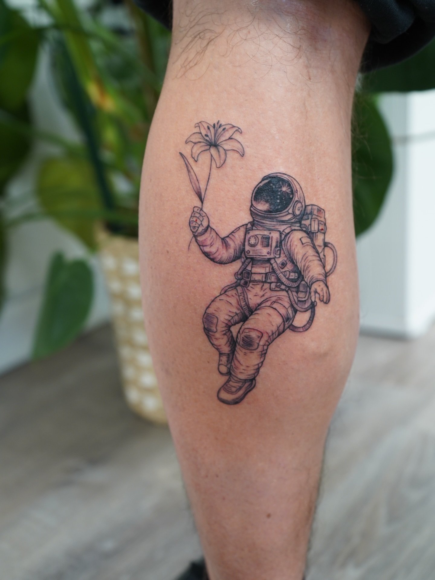 A heartfelt tribute to Lily 💕 We absolutely love how this unique, custom design came to life for our client.

Done by @rebeccabettz 

#morningglorytattoo #tributetattoo #blackandgreytattoo #astronauttattoo #lilytattoo