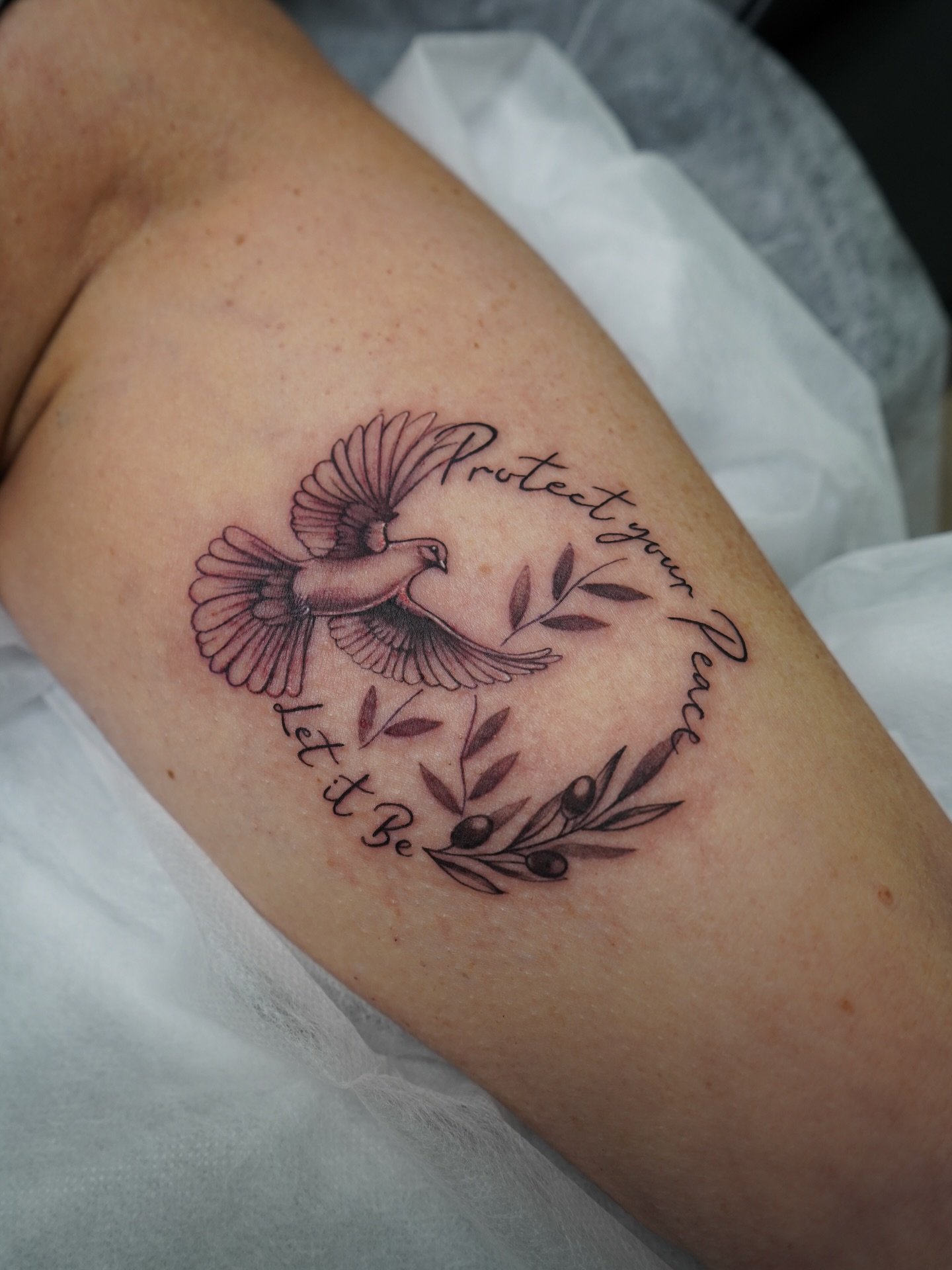 Protect your peace 🕊️✨
Soft shading, fine lines, and a little reminder to let it be. 🤍

Done by @rebeccabettz 

#MorningGloryTattoo #FineLineTattoo #DoveTattoo #PeaceInk