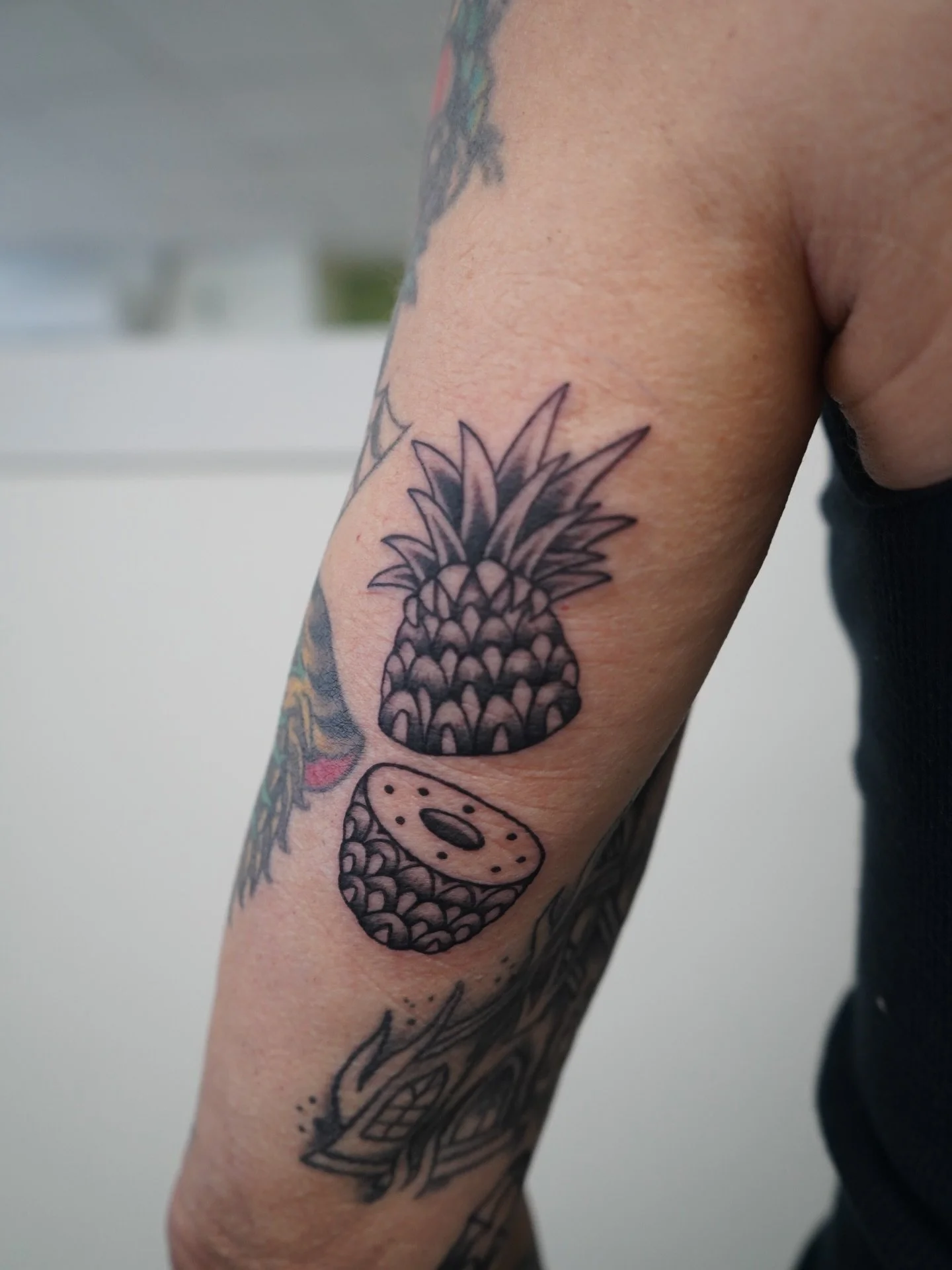Keeping it classic 🍍
A traditional pineapple with a perfect amount of shading to bring it to life. 

Done by @rebeccabettz 

#traditionaltattoo #blackandgrey #tinytattoo #morningglorytattoo #pineappletattoo