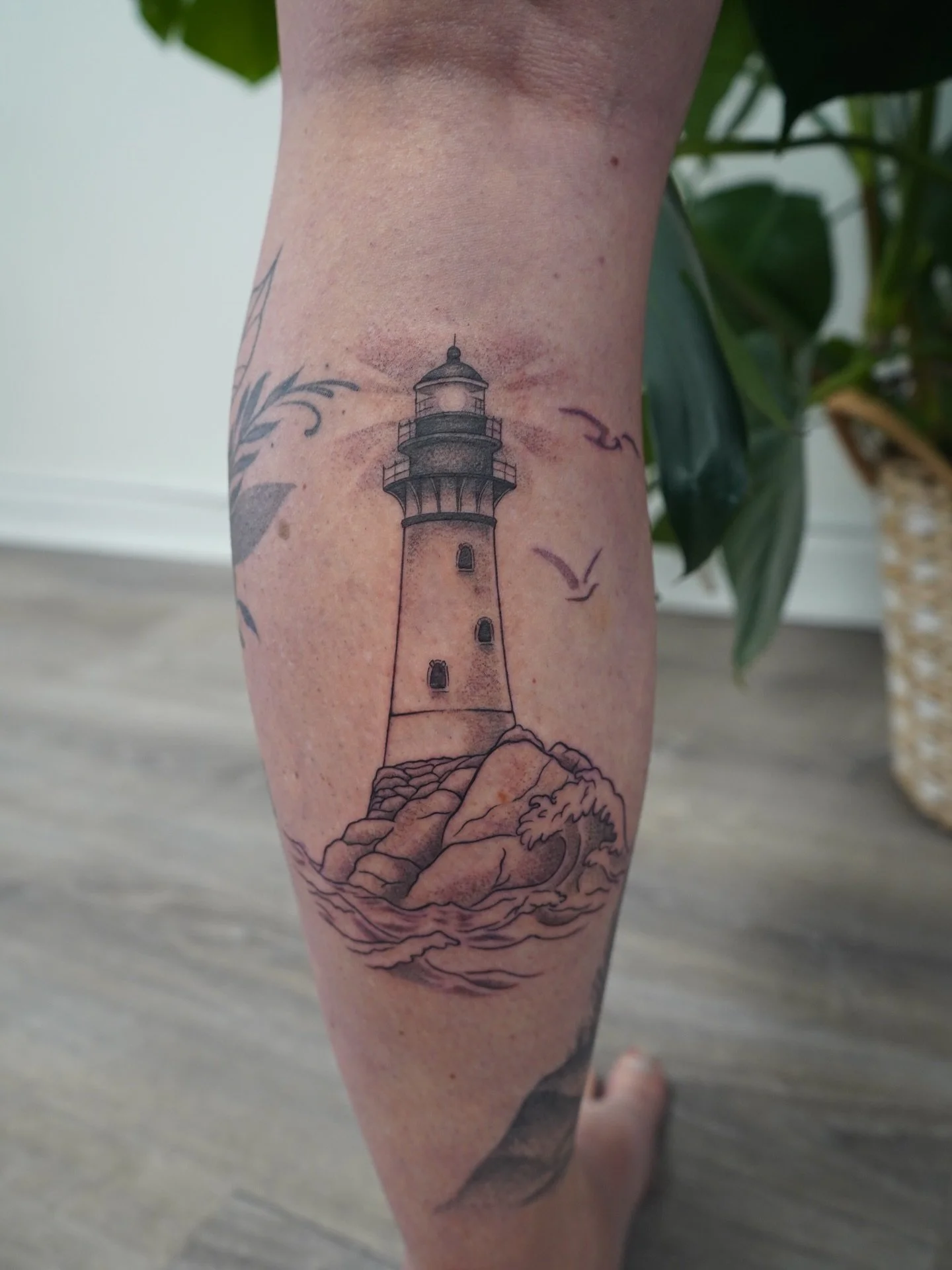 The shading on this lighthouse is chef&rsquo;s kiss 😍✨
This beauty was done by @kimdracula.ink 

#tattooart #lineworktattoo #nauticaltattoo #tattooinspiration #tattooreels