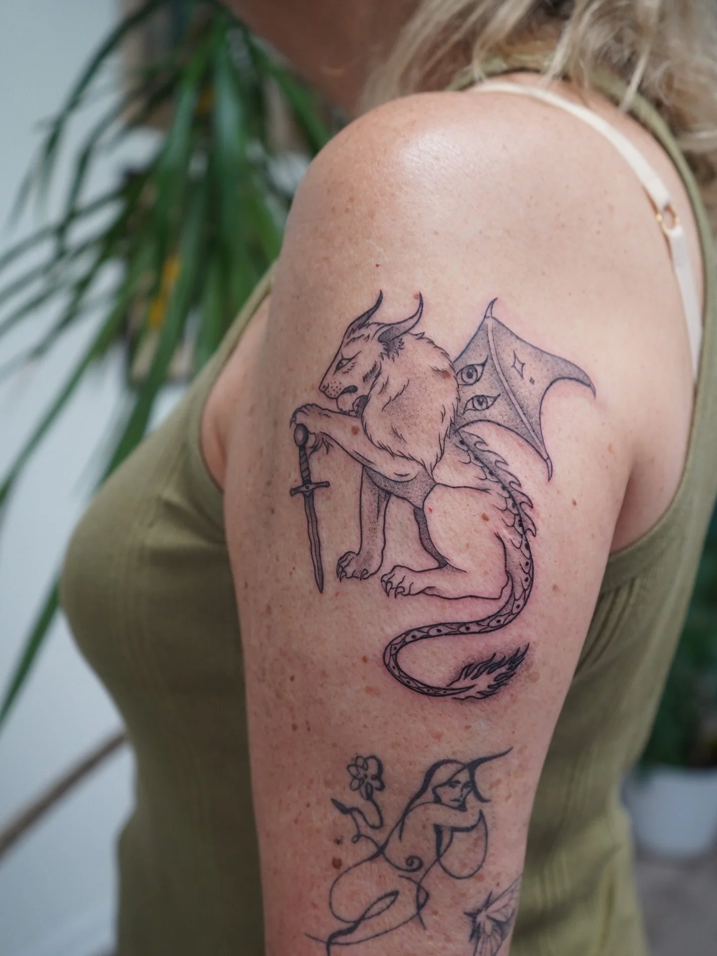 Not sure where to start with a custom design? We&rsquo;ve got you ✨
This fully custom piece was dreamed up and brought to life by @kimdracula.ink &mdash; made to fit the client, the flow, and the vision perfectly.

#customtattoo #finelinetattoo #tatt