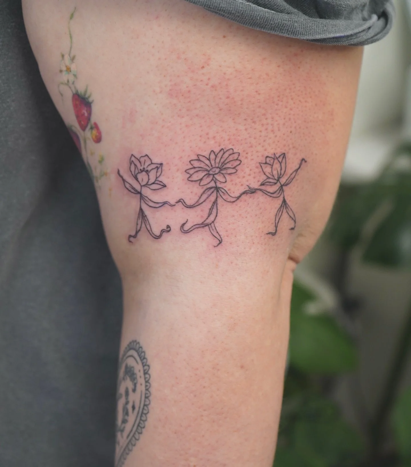 &ldquo;You can learn a lot of things from the flowers, especially in the month of June.&rdquo; ✨

These dancing little blooms by @kimdracula.ink are giving pure Alice in Wonderland magic.🌼

#MorningGloryTattoo #AliceInWonderland #FloralTattoo #FineL
