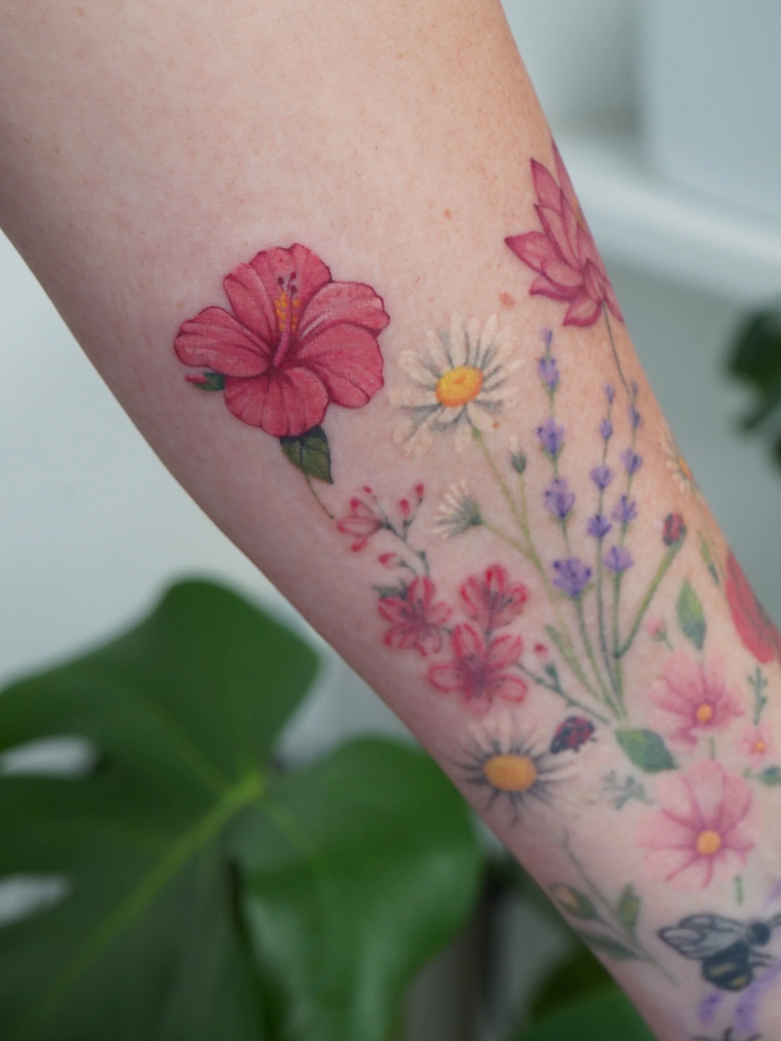 Slowly turning this arm into a little flower garden 🌸🌿

@rebeccabettz has been building out this full color floral sleeve with soft layering, bright blooms, and all the tiny details that make each piece feel connected. We love how every flower adds