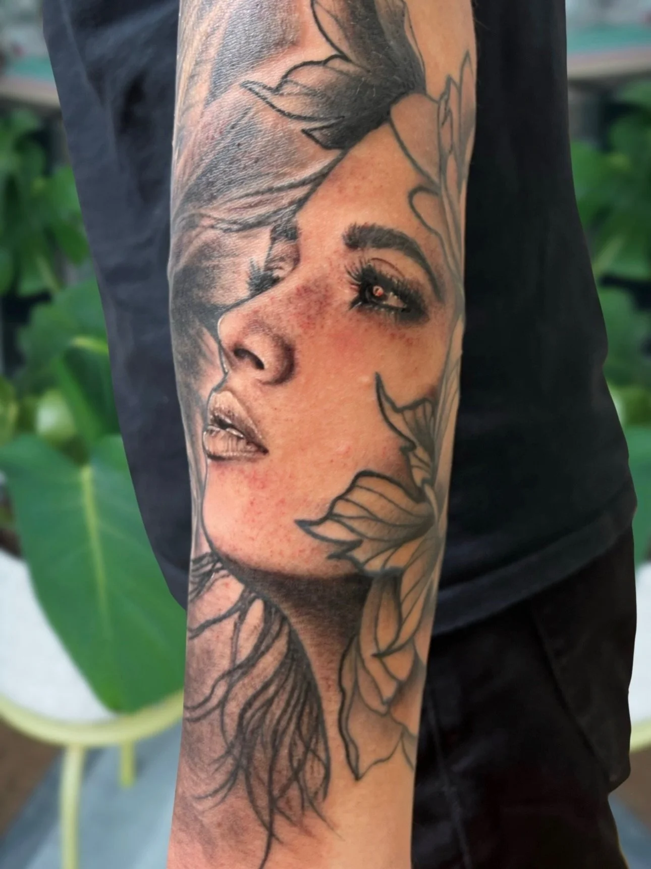 A little softness, a little edge, and a whole lot of detail. ✨🖤

This black and grey portrait by @jenterritotattoos is the kind of piece you&rsquo;ll keep finding new details in every time you look at it.

#blackandgrey #morningglorytattoo #blackand