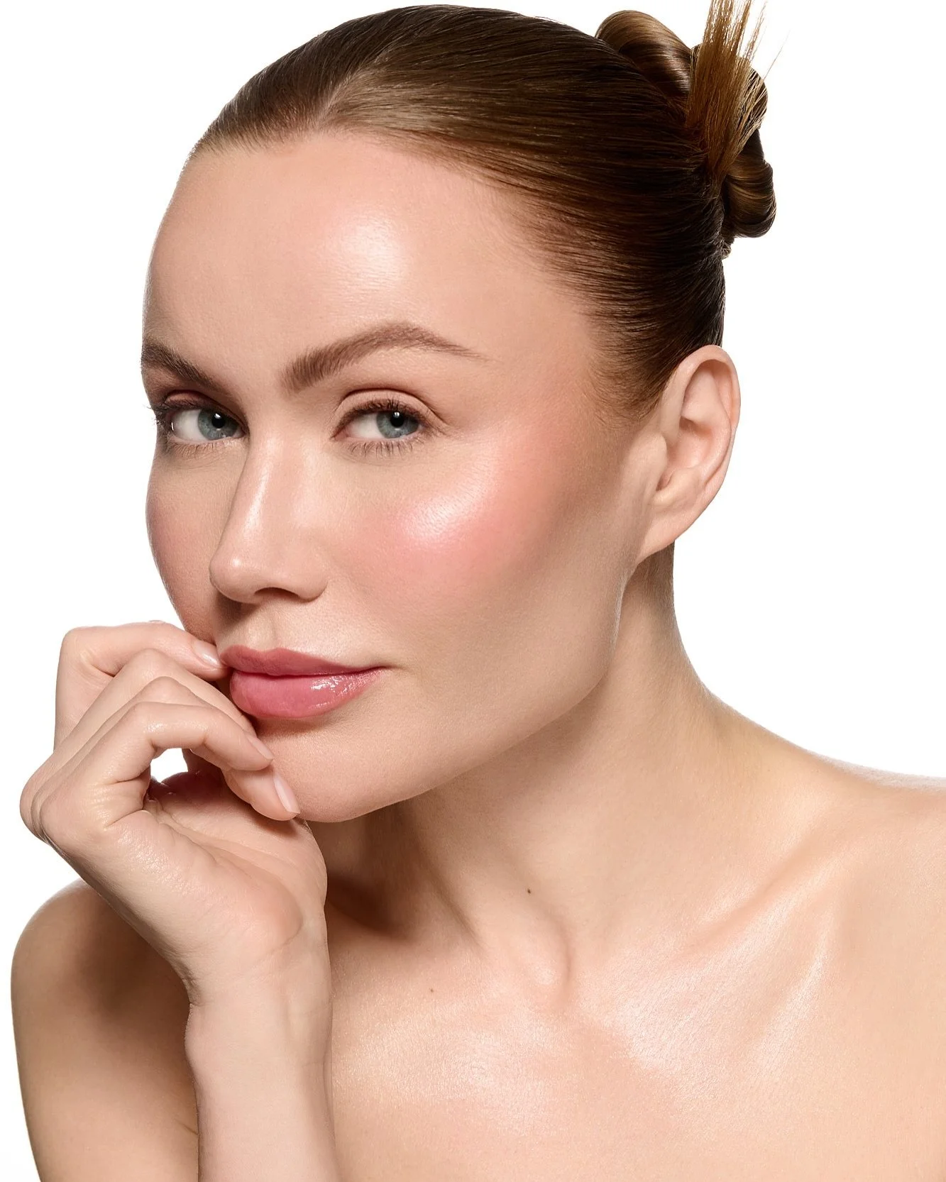 Something about these are so soothing. Keep swiping for the details 🧼🧼. @valentinabeli @nataliesartistryy @byvalenlo an effortless, no-makeup beauty - it's a must-have for any book! 

Photographers/MUA&rsquo;s - how often to you start your shoots w
