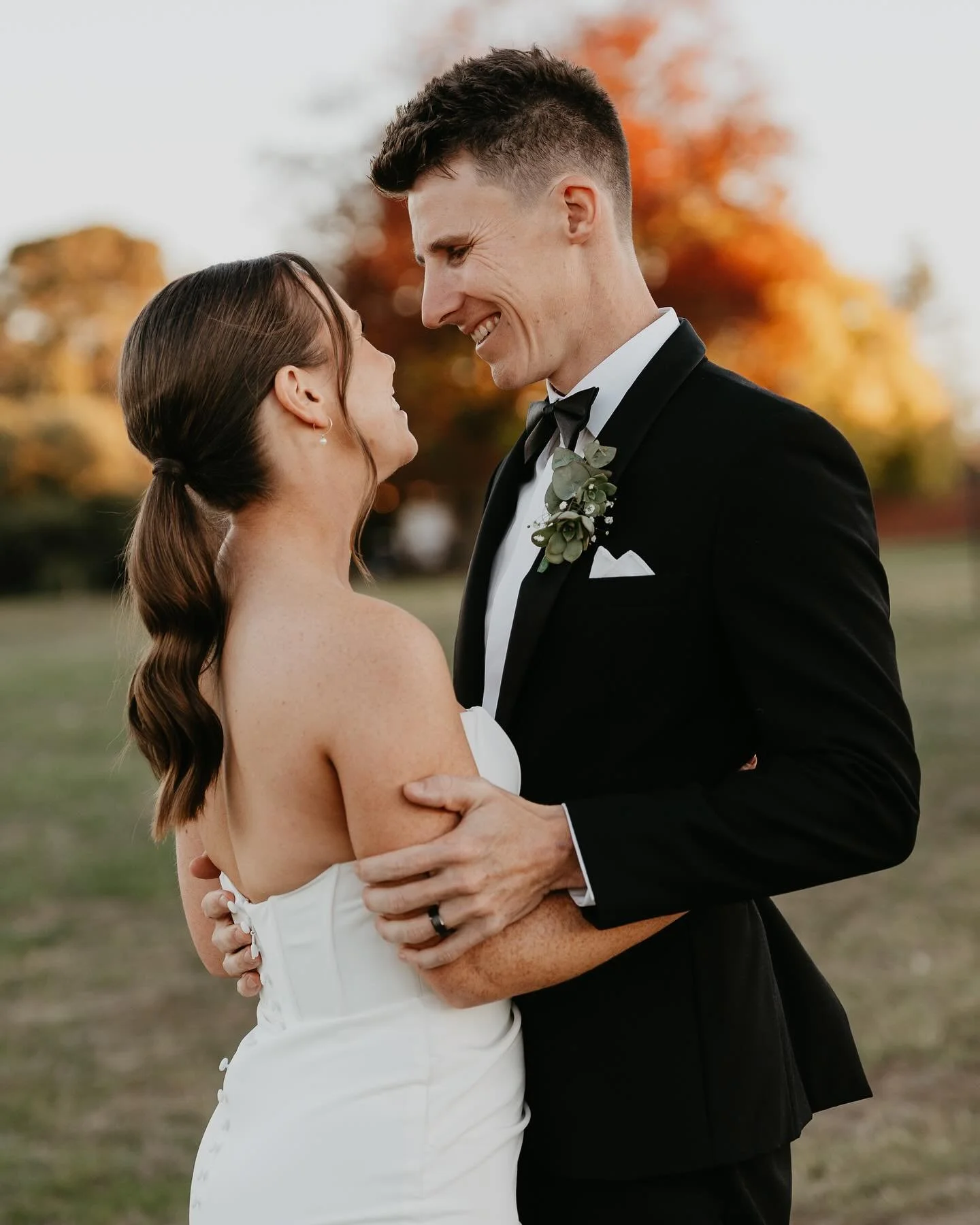 Can’t get over those autumn colours setting the backdrop for Em & Nath πππ