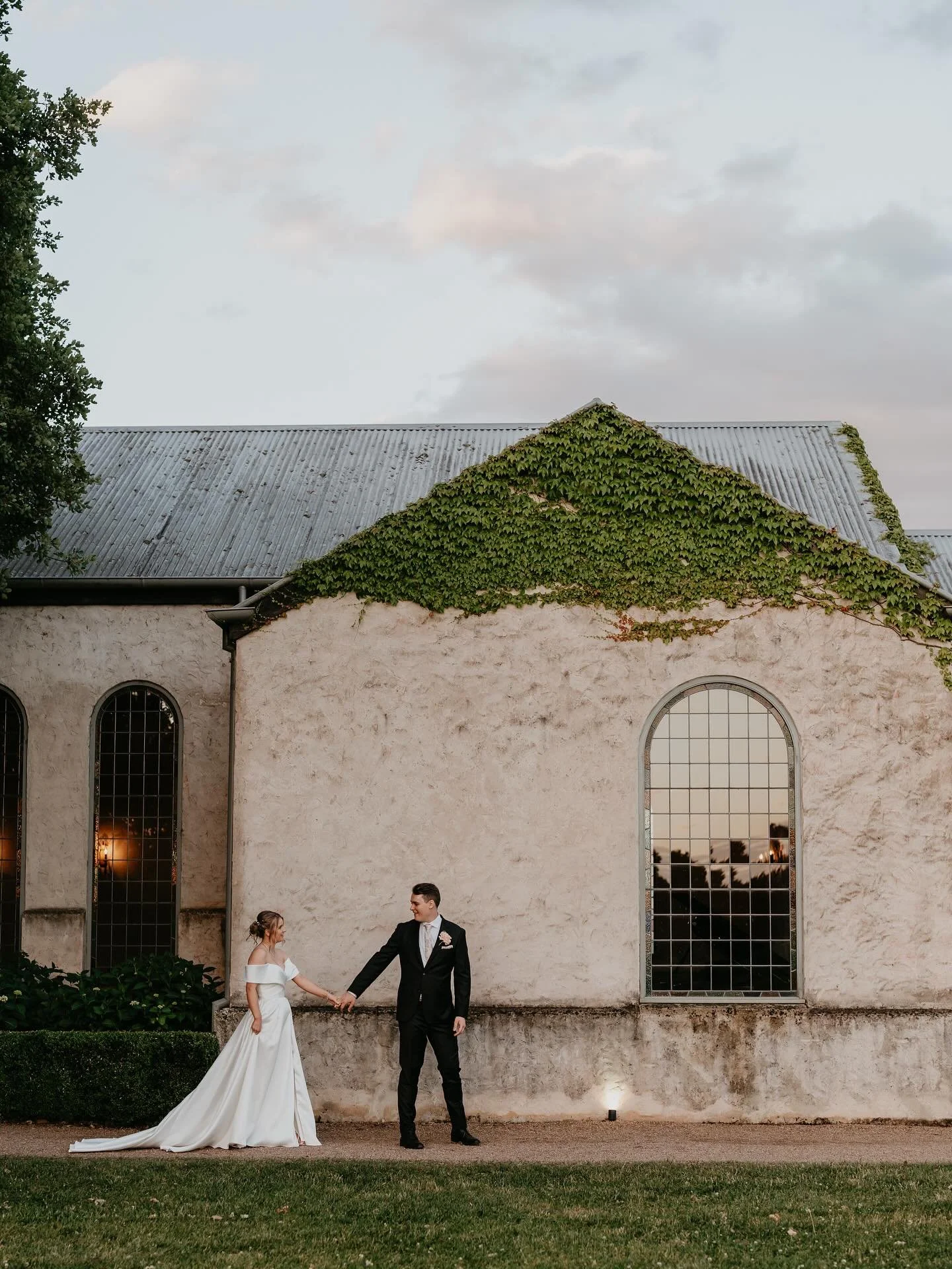 Happy one year to these two 🤍✨

#yarravalleywedding #wedding#stonesoftheyarravalley #yarravalley
#melbourneweddingphotographer