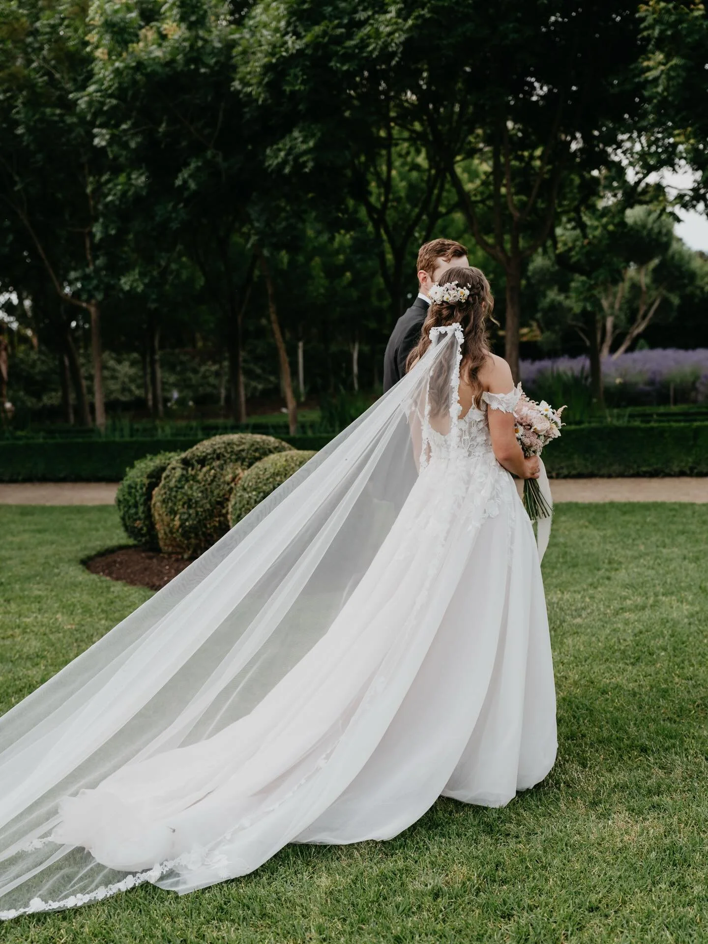 A few more from this stunning day. The gardens around @alowyngardens are just magical ✨

#yarravalleyweddingphotographer #yarravalleywedding #alowyngardens #wedding #melbourneweddingphotographer
