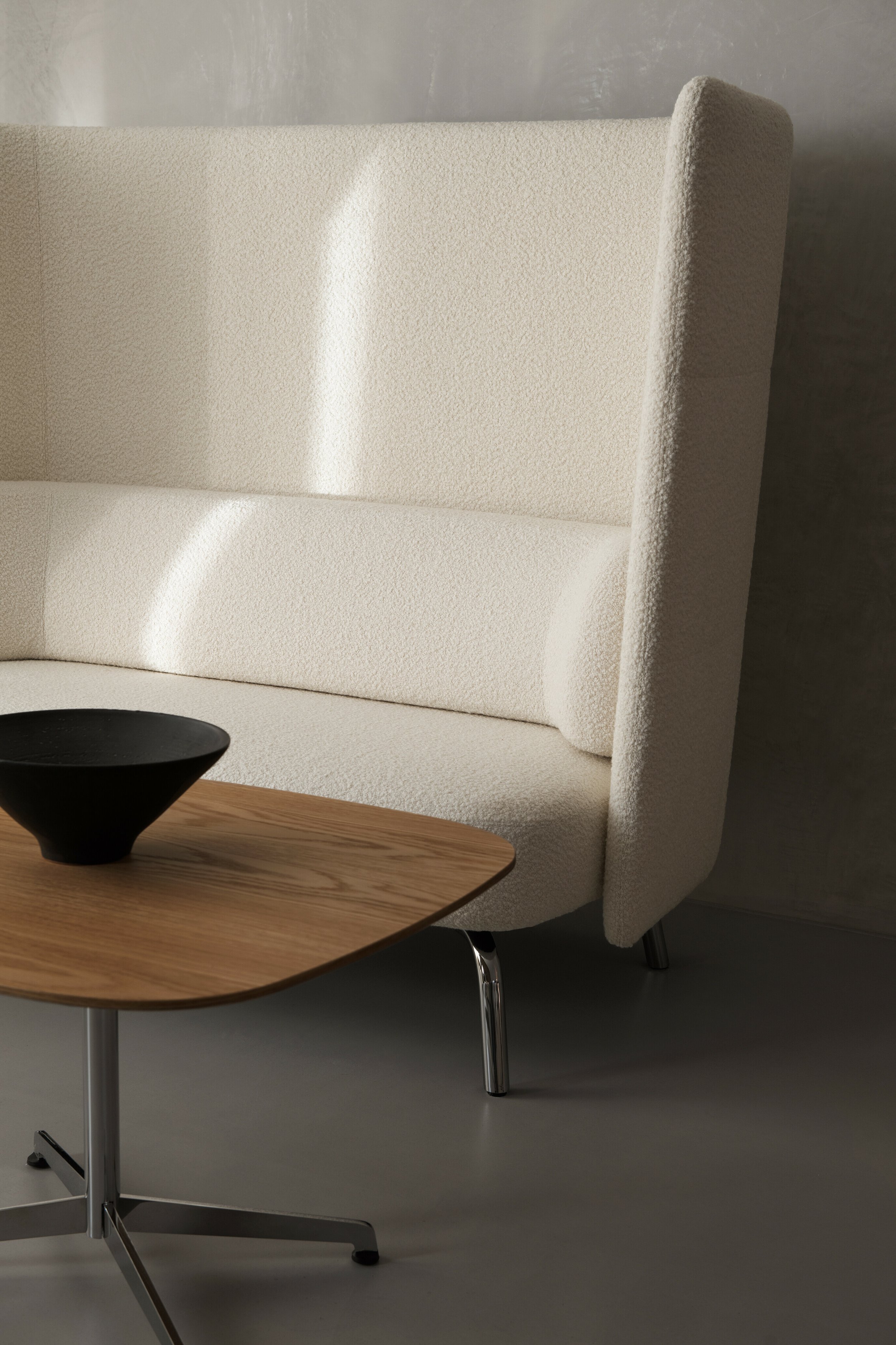 Lammhults_Portus_sofa_high_offwhite_Cooper_table_oak_chrome_d01.jpeg