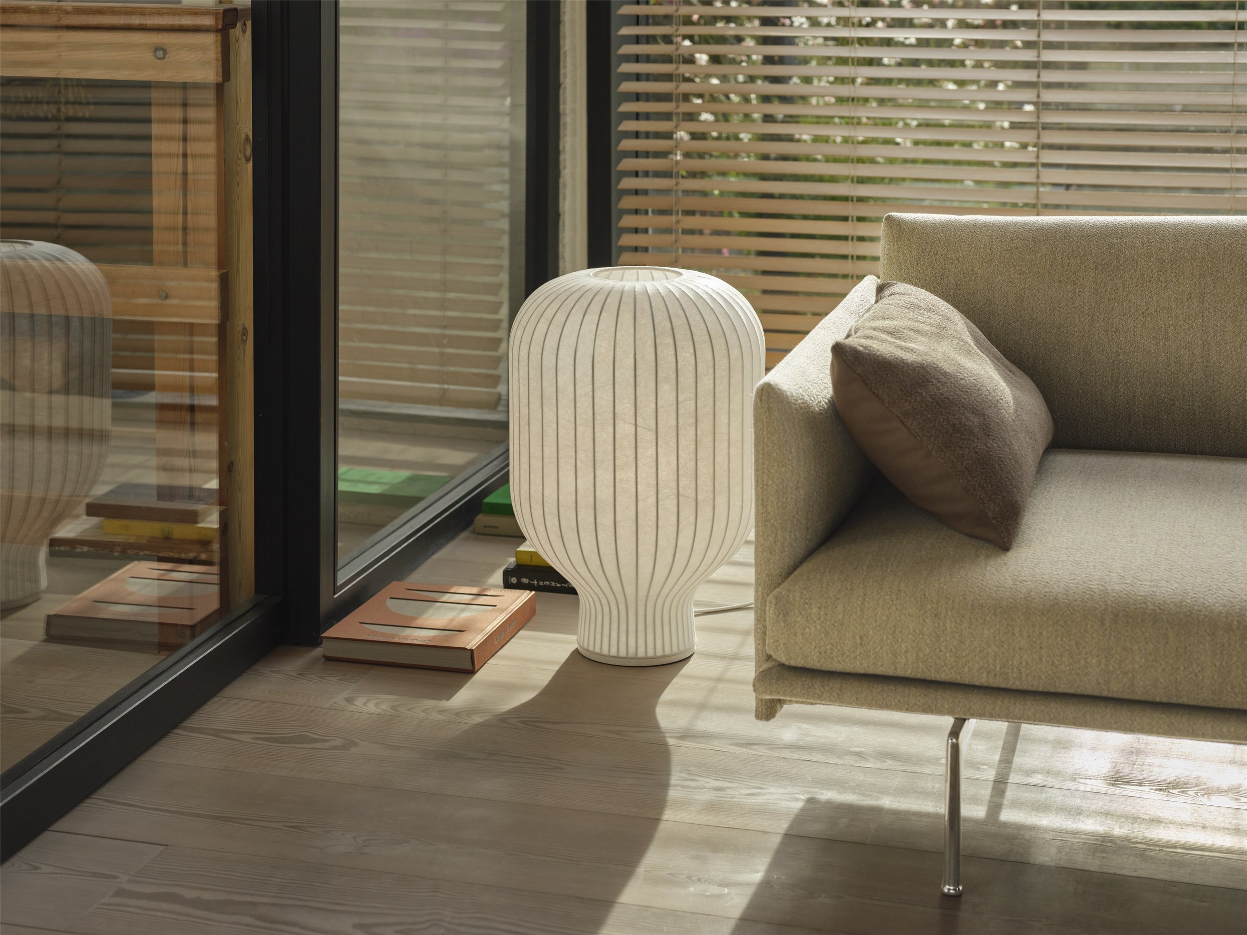 strand-table-lamp-59-outline-sofa-alu-ecriture-910-mingle-cushion-org_(150).jpg